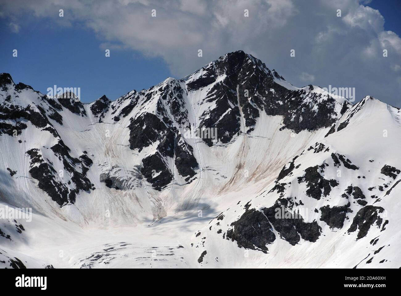 Un des pics de la crête du Caucase principal. Banque D'Images