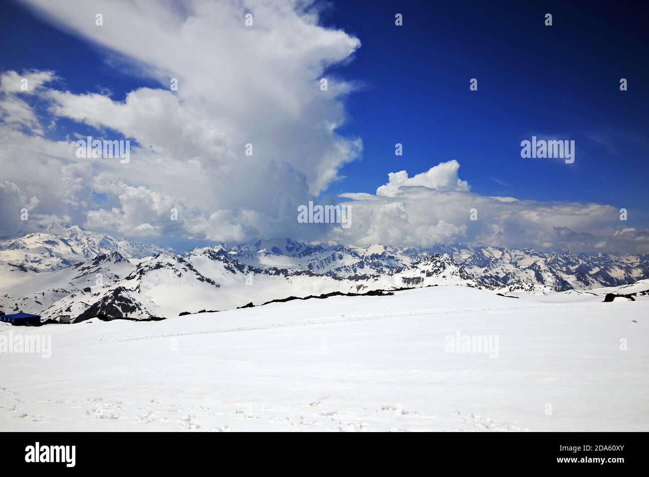Vue sur la chaîne de montagnes de la crête caucasienne principale depuis la pente d'Elbrus. Banque D'Images