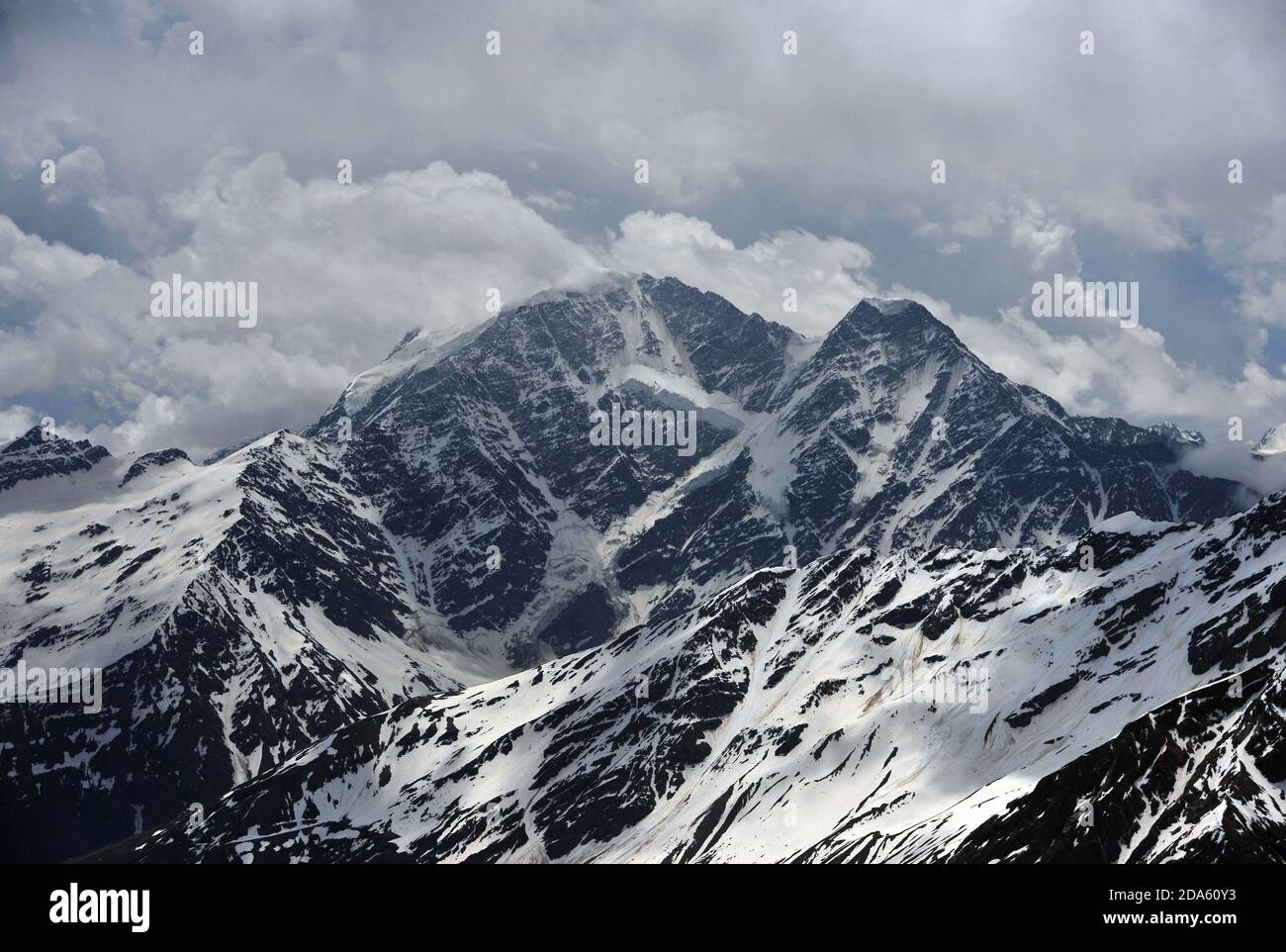 Vue sur les pics de Cheget et de Nakra depuis l'Elbrus pente Banque D'Images