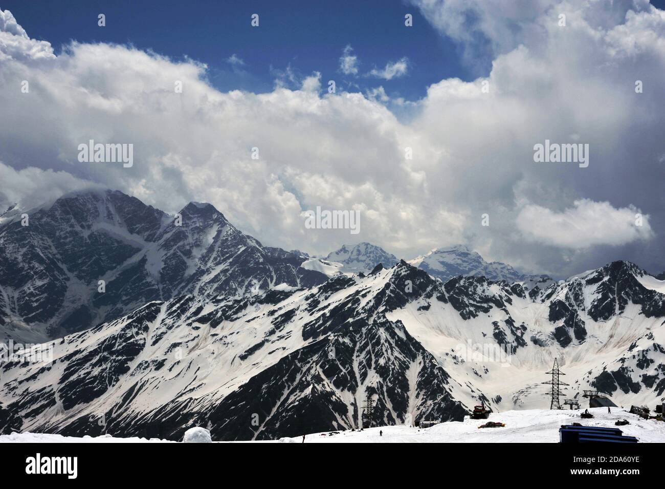 Vue sur les sommets de Cheget et de Nakra depuis la pente sud d'Elbrus. Banque D'Images