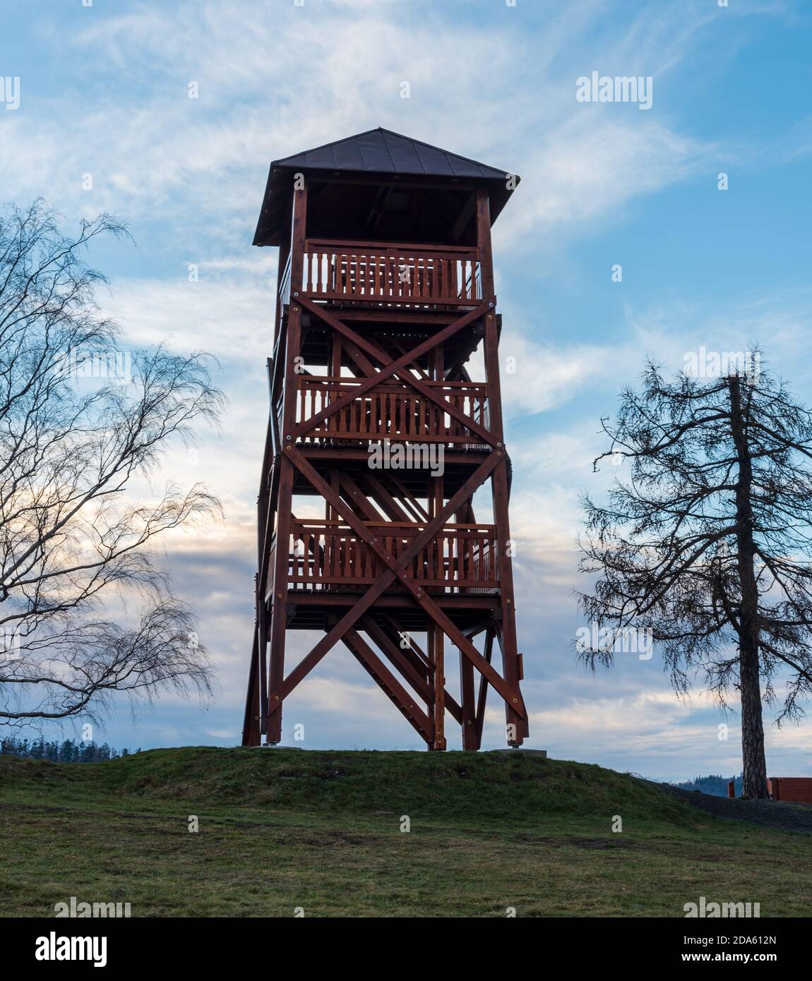 Techanovicka vyhlidka vue towe près de Kruzberk réserve d'eau au-dessus de Stare Le village de Techanovice en République tchèque à la fin de l'après-midi d'automne Banque D'Images