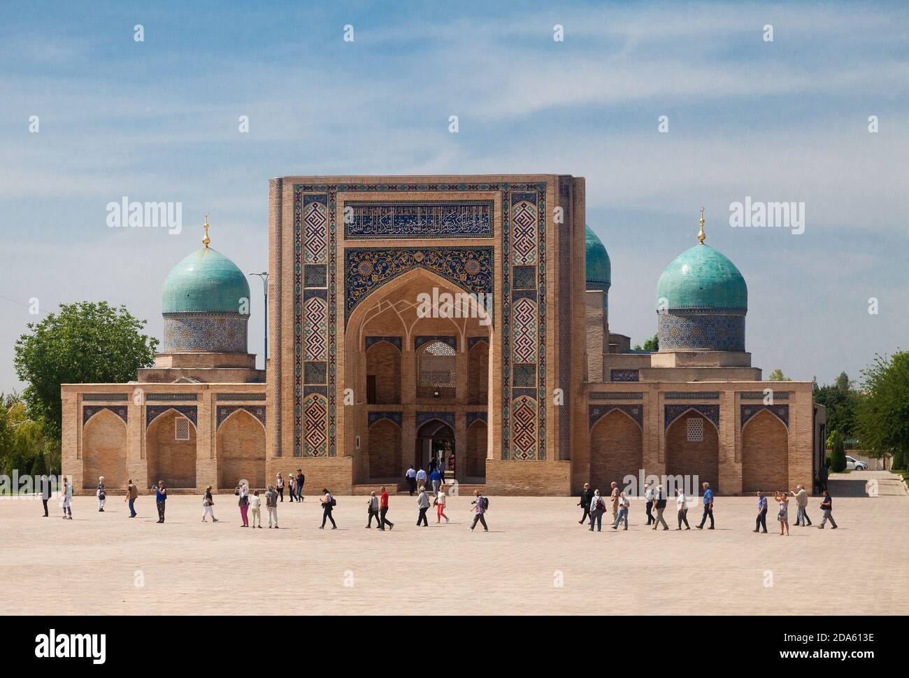 Vue sur la madrasah Barak Khan du complexe Khast Imam en été. Tachkent. Ouzbékistan. 29 avril 2019. Banque D'Images