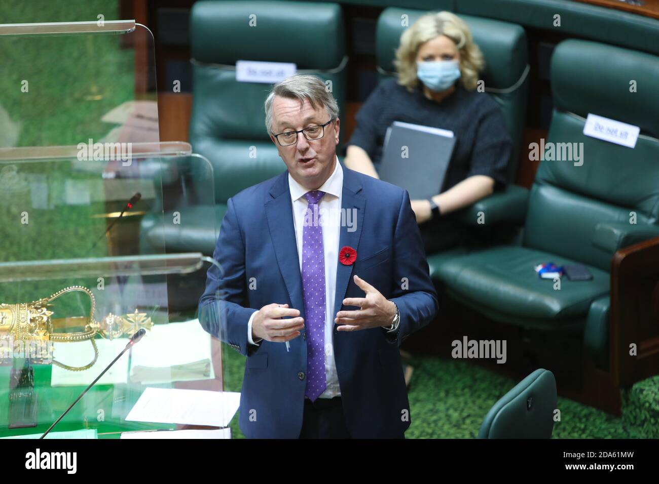 MELBOURNE, AUSTRALIE - 10 NOVEMBRE : le ministre de la Santé de Victoria Martin Foley prend la parole à l'heure des questions lors de l'Assemblée législative victorienne le 10 novembre 2020 à Melbourne, en Australie. Les restrictions de la COVID-19 se sont encore atténuées dans tout le Victoria, la frontière entre le métro et la région et la limite de déplacement de 25 km depuis la maison n'étant plus en vigueur.image Credit: brett keating/Alay Live News Banque D'Images