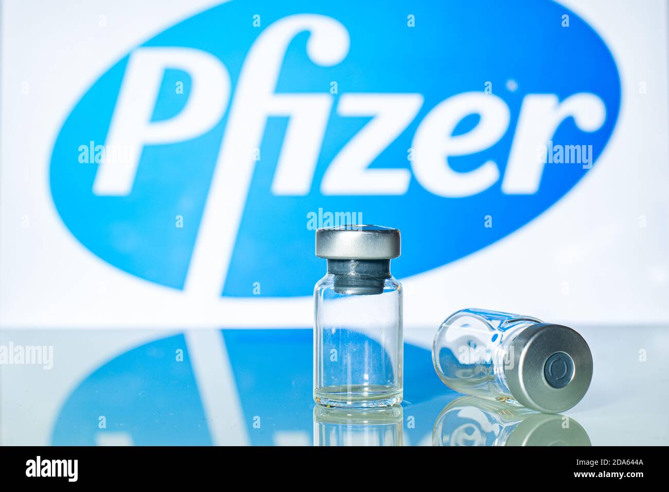 Milan, Italie : 10 novembre 2020 : flacons de vaccins avec logo Pfizer en arrière-plan. Pfizer Inc et BioNTech ont annoncé hier des résultats positifs Banque D'Images