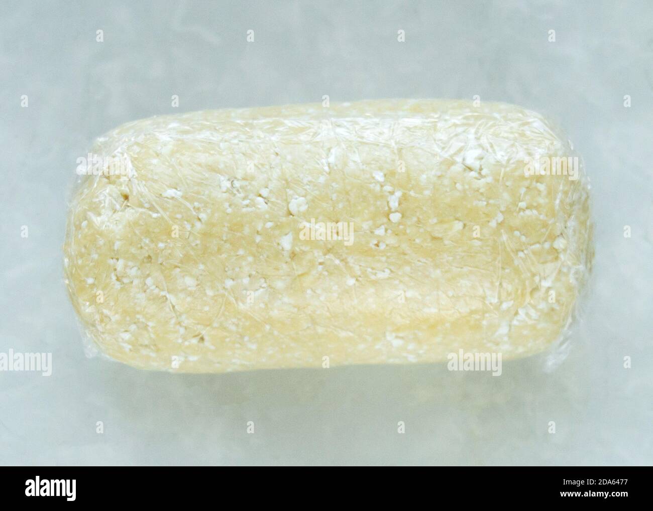 Pâte à biscuits en film adhésif. Pâte caillé. Banque D'Images
