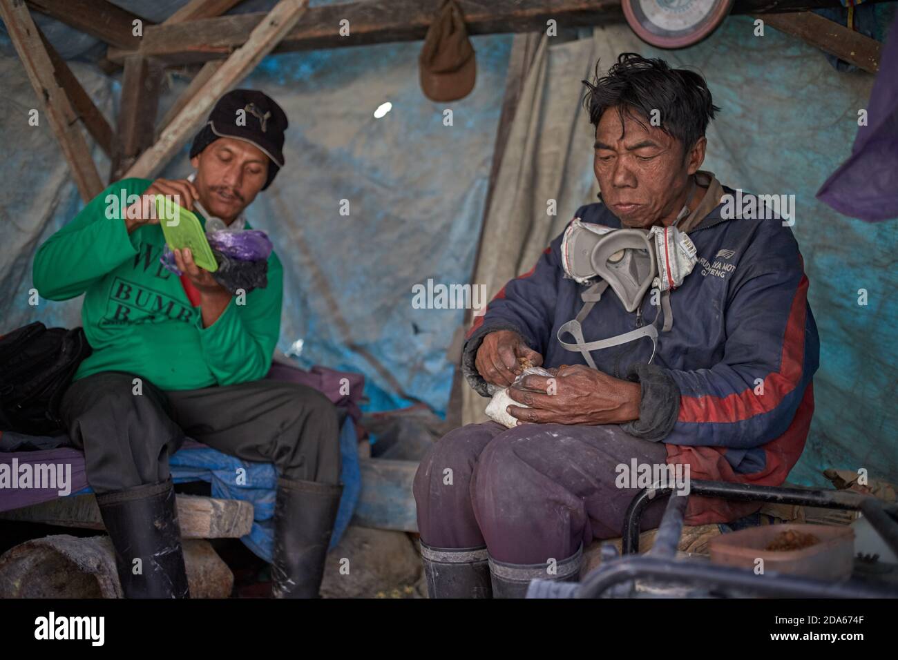 East Java, Indonésie, février 2016. Mineurs de soufre mangeant dans un abri sur le cratère du volcan actif Kawah Ijen. Banque D'Images