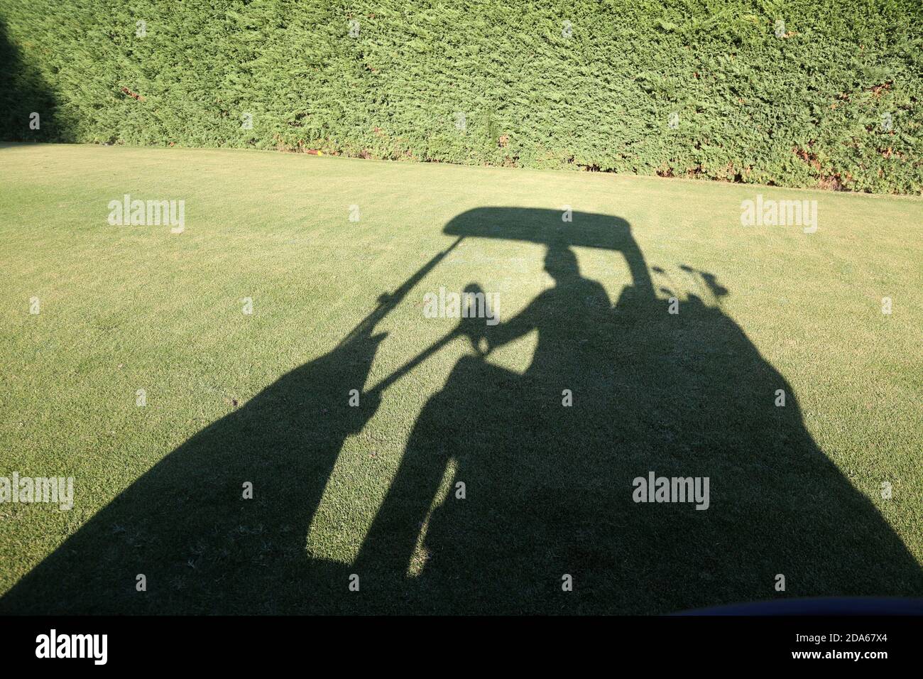 trolley de golf ombre de voiture dans le fairway Banque D'Images