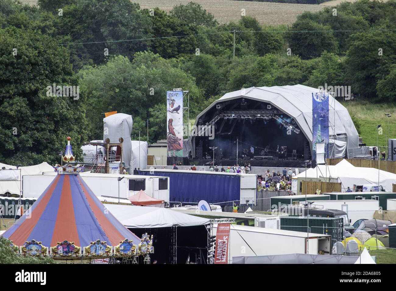 WARE, ROYAUME-UNI - 29 juillet 2017: Surplombant la scène principale du festival de Standon Calling Banque D'Images