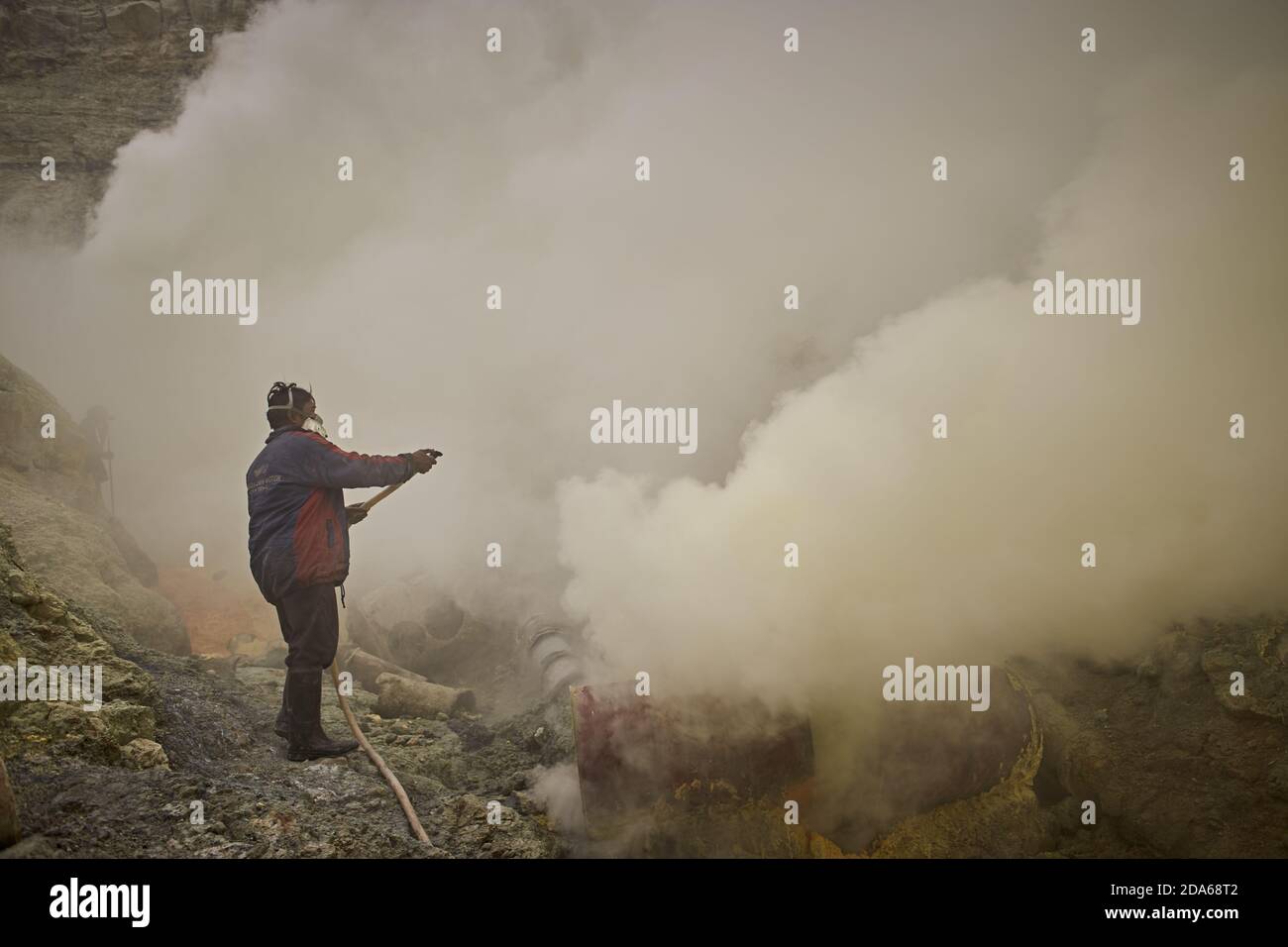 East Java, Indonésie, février 2016. Mineur de soufre travaillant dans le cratère du volcan actif Kawah Ijen. Banque D'Images