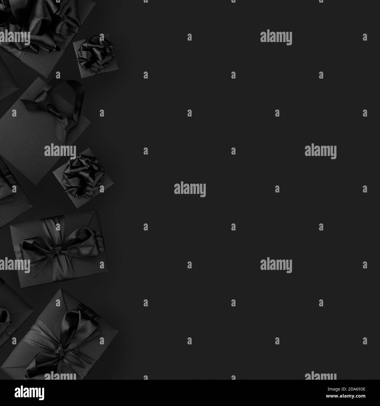 Sacs à provisions noirs et boîtes-cadeaux sur fond noir avec espace pour le texte, concept de vente du Vendredi fou Banque D'Images