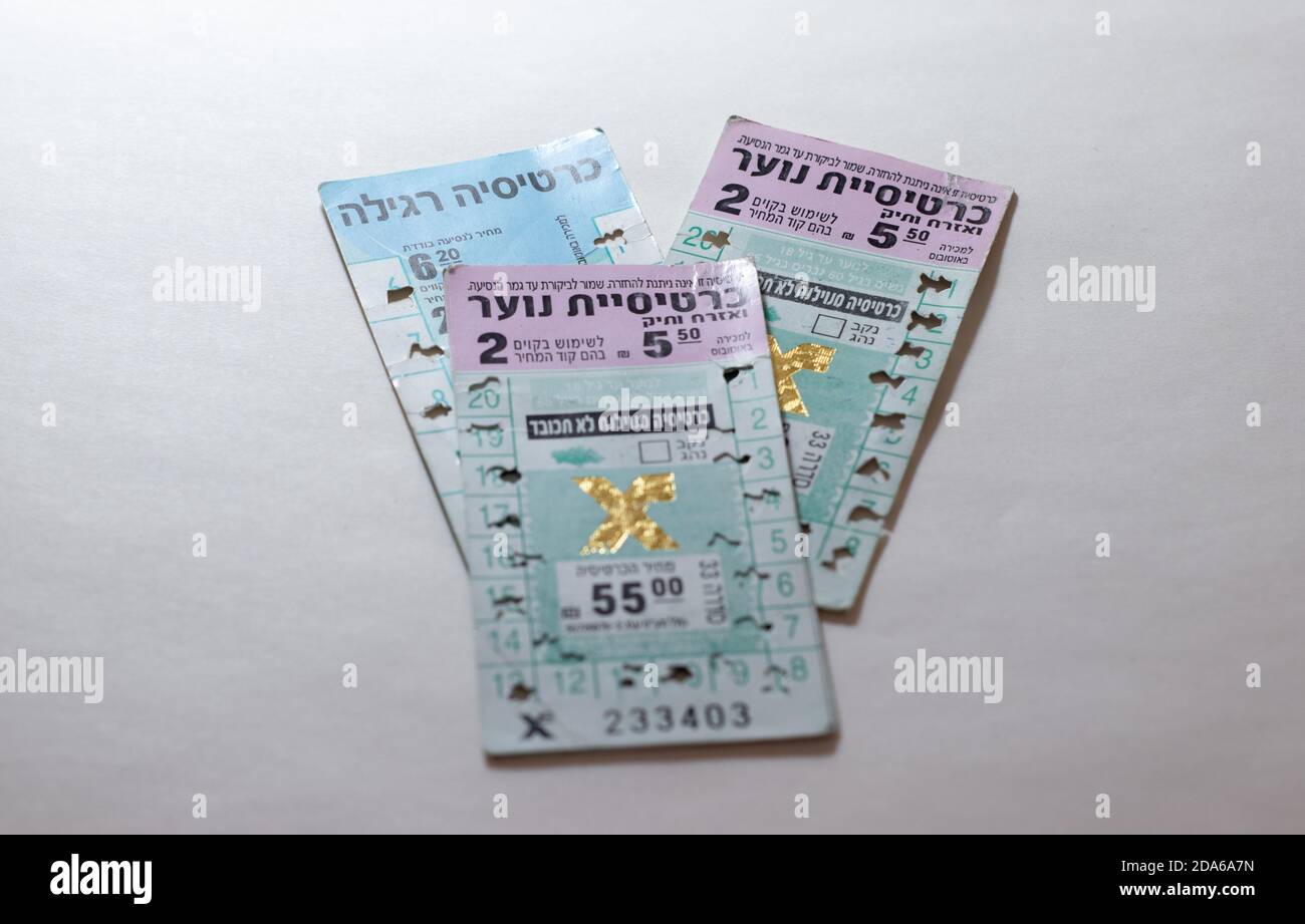 jérusalem-israël. 26-10-2020. Vieux billets pour les jeunes et les adultes pour voyager à Egged à Jérusalem, Israël. Sur fond blanc Banque D'Images