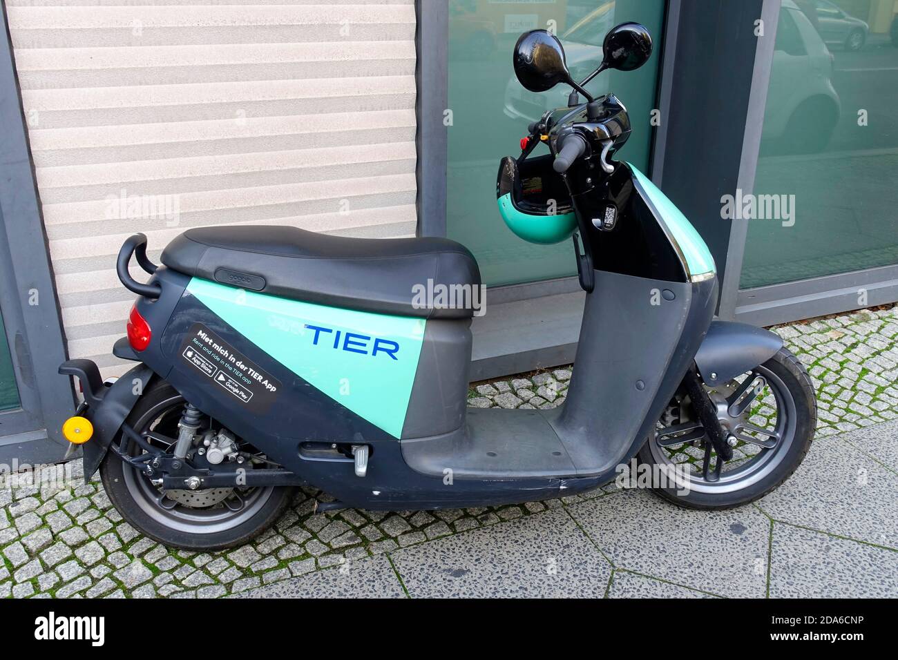 Scooter électrique de Tier à Berlin Photo Stock - Alamy