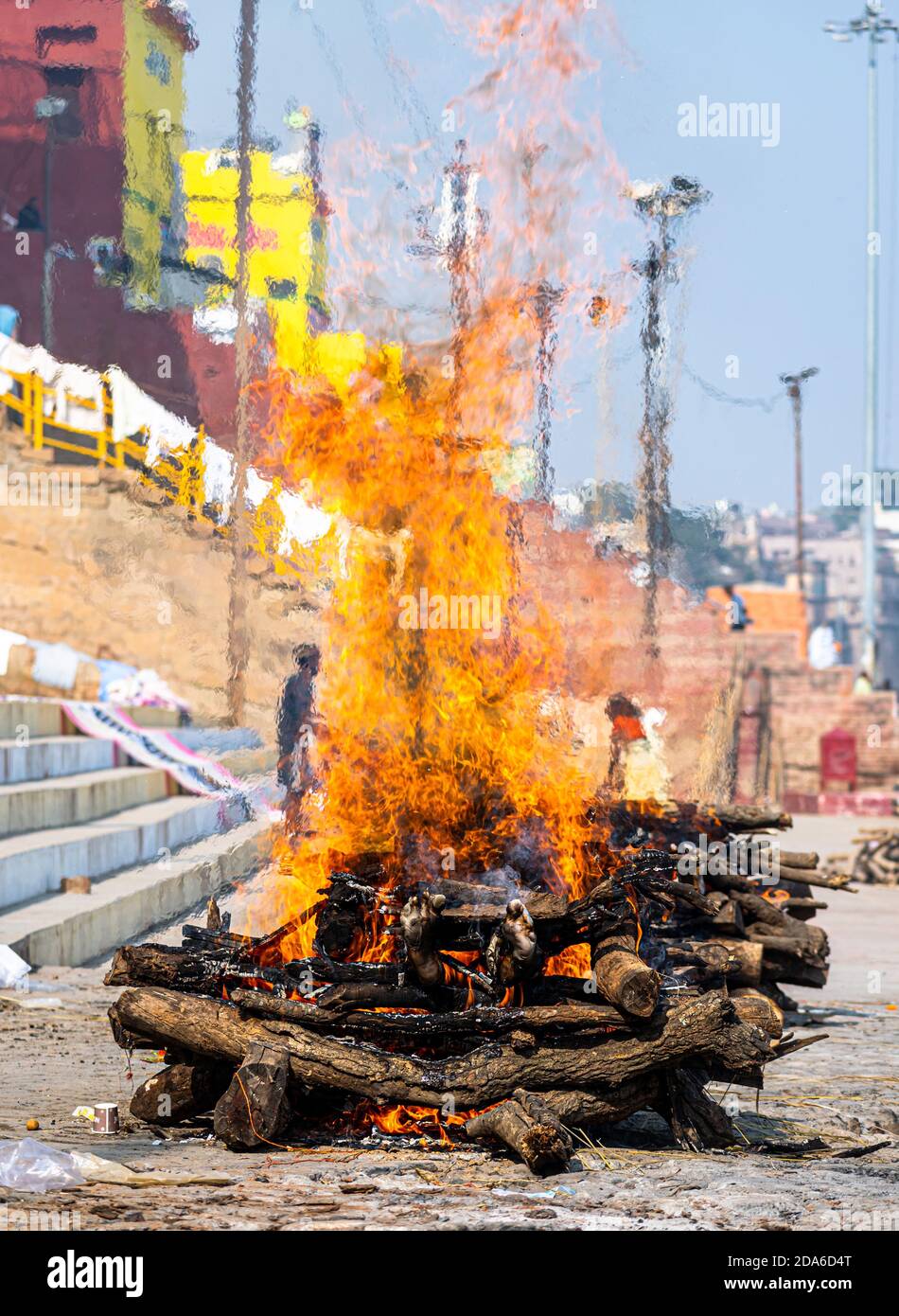 un pyre brûle sur le ghat de harishchandra à banaras. Banque D'Images