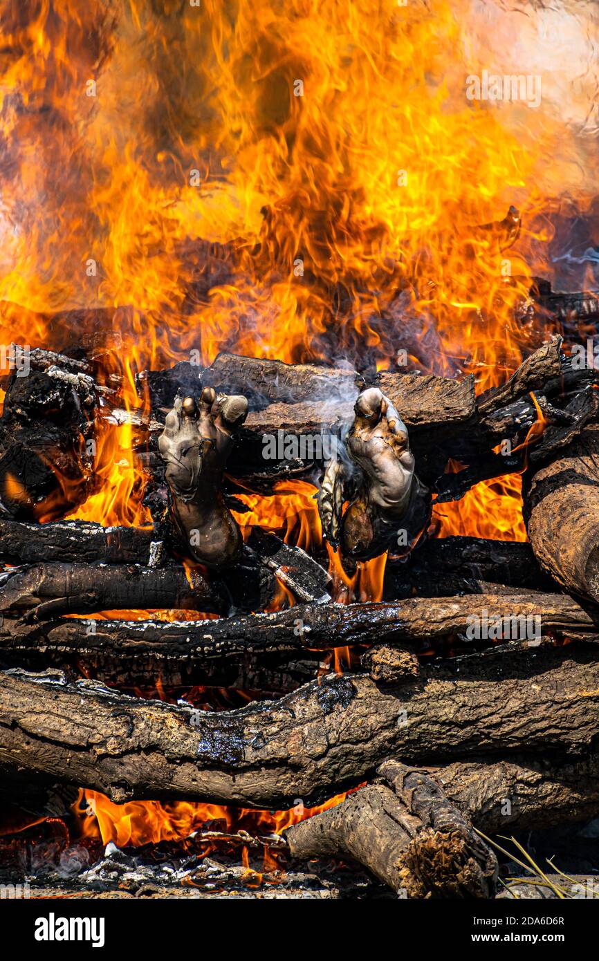 un pyre brûle sur le ghat de harishchandra à banaras Banque D'Images