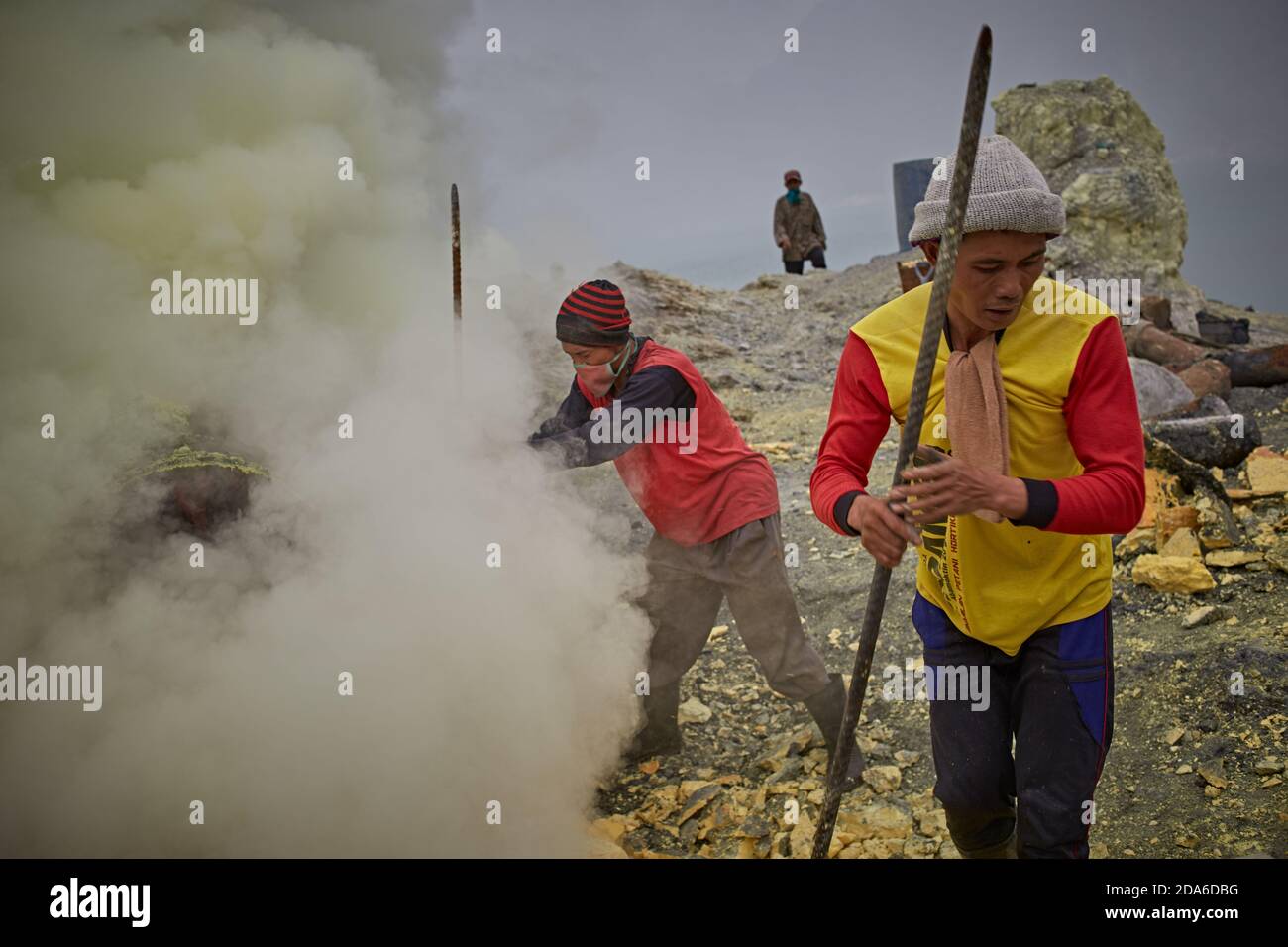 East Java, Indonésie, février 2016. Mineur de soufre travaillant dans le cratère du volcan actif Kawah Ijen. Banque D'Images