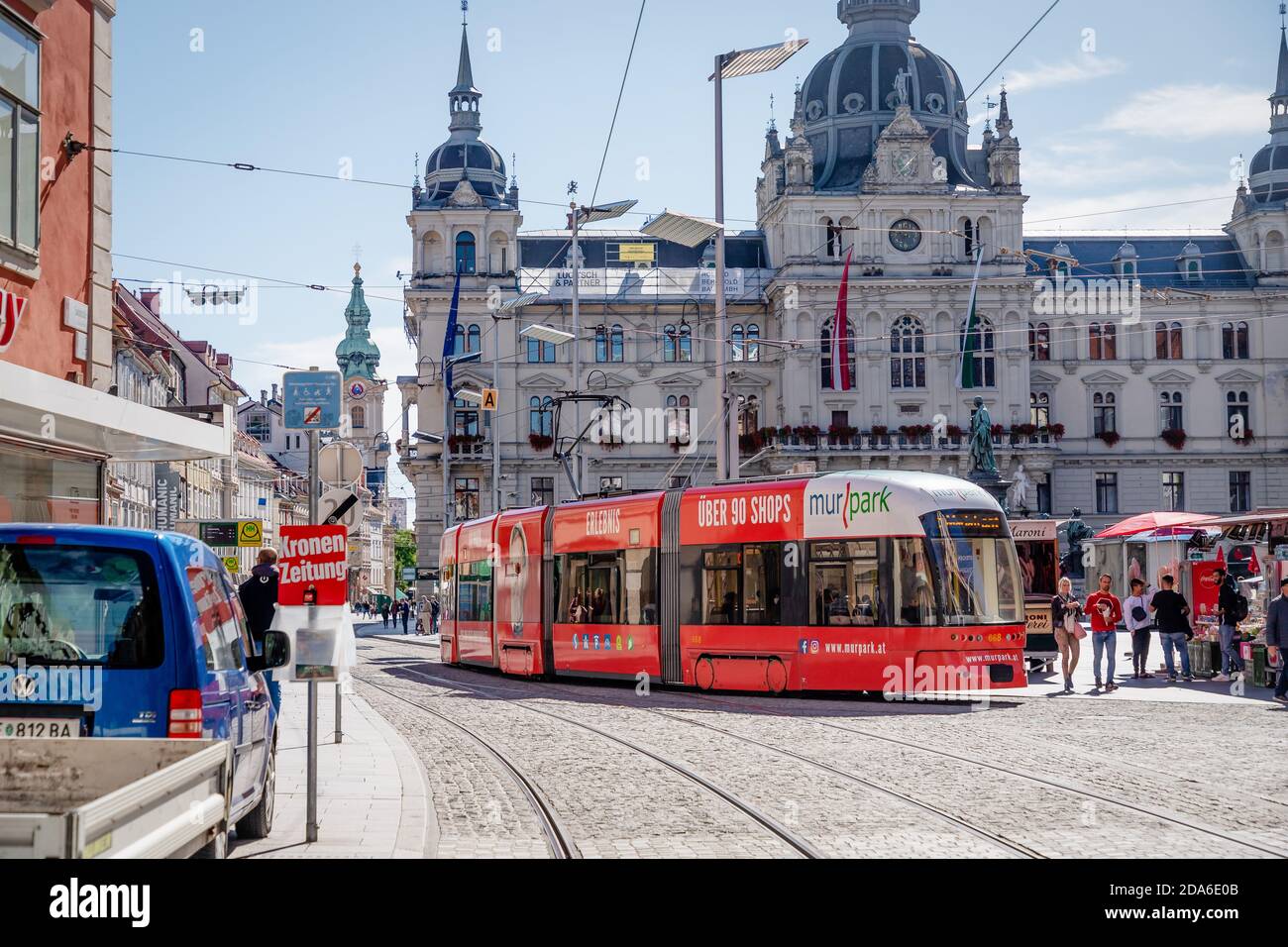 27 septembre 2020. Graz, Autriche, centre-ville. Le tramway rouge se déplace sur fond d'architecture Banque D'Images 27 septembre 2020. Graz, Autriche, centre-ville. Le tramway rouge se déplace sur fond d'architecture Banque D'Images