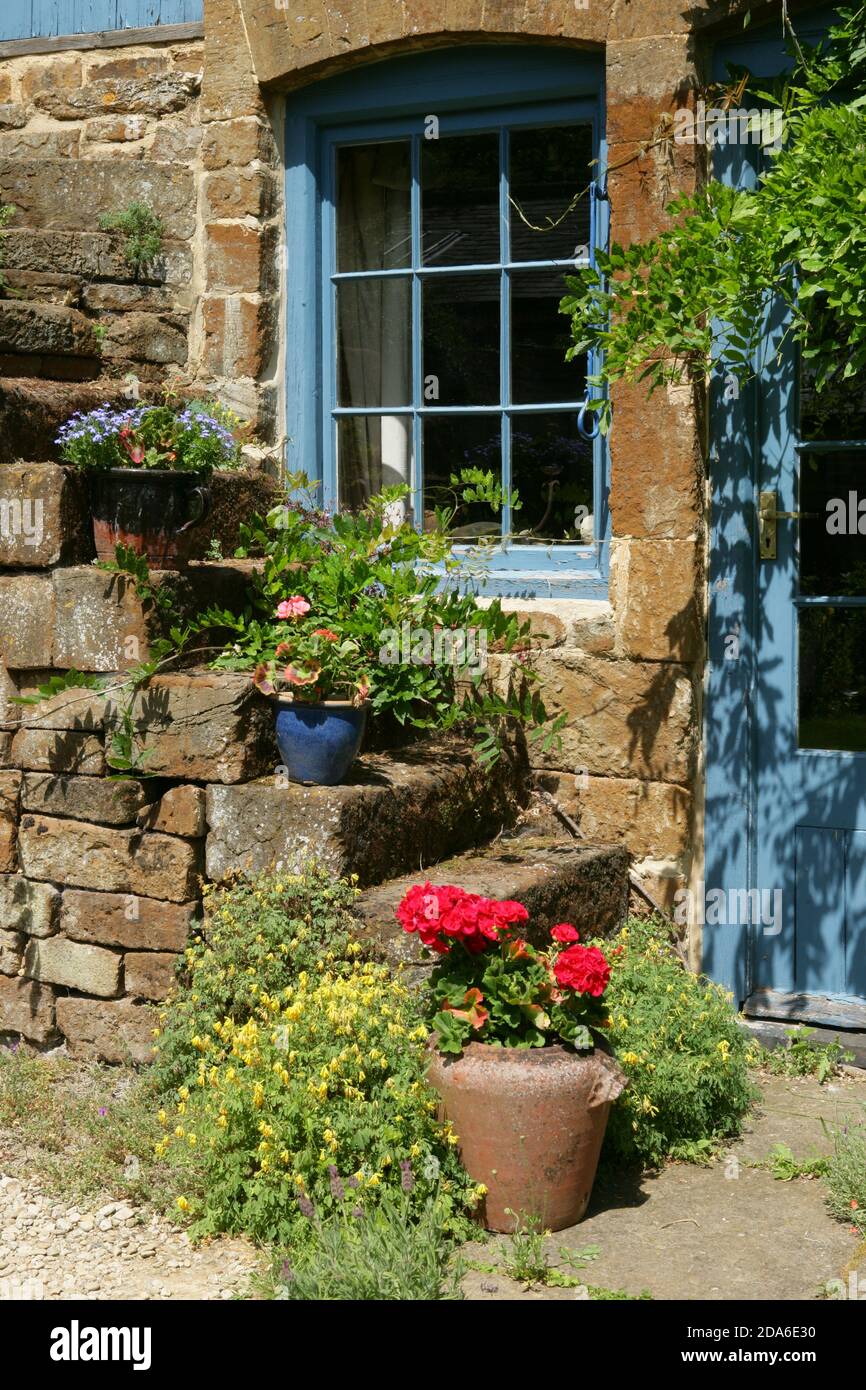 Pierres à l'extérieur de cotswold cottage dans le jardin anglais, Angleterre, Europe Banque D'Images