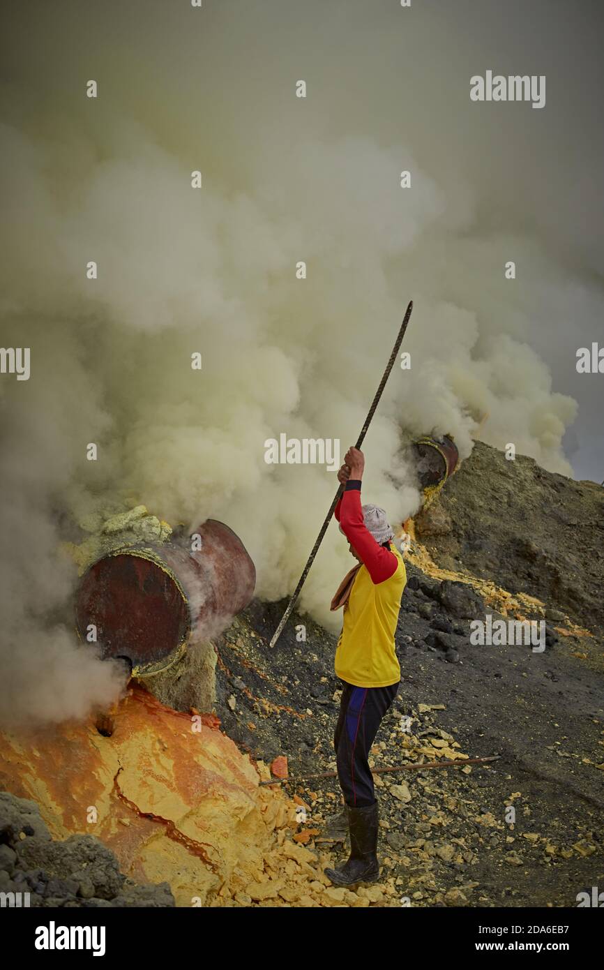 East Java, Indonésie, février 2016. Mineur de soufre travaillant dans le cratère du volcan actif Kawah Ijen. Banque D'Images