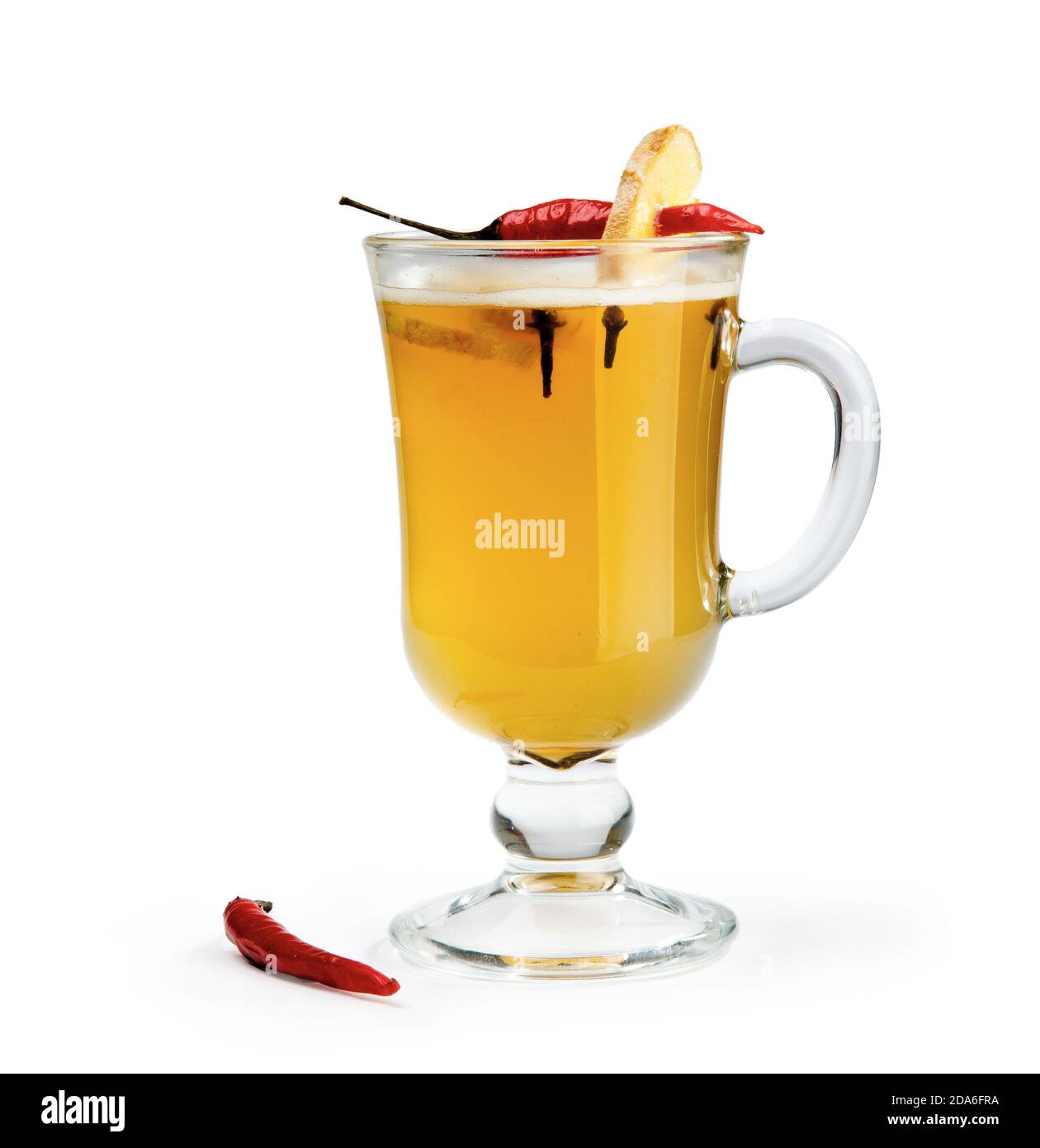 Une tasse pour préparer du thé avec son contenu sur fond blanc Banque D'Images