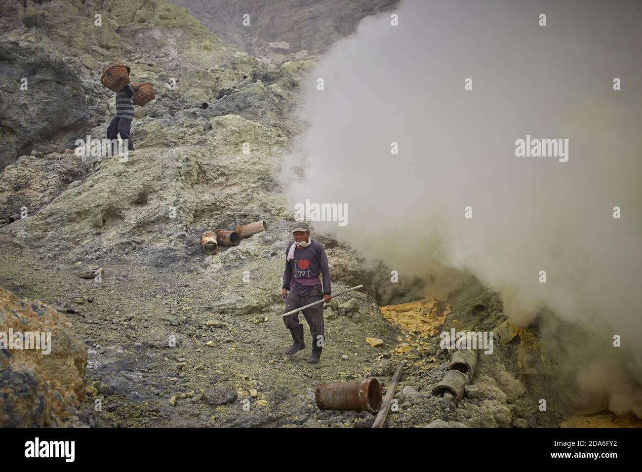 East Java, Indonésie, février 2016. Mineur de soufre travaillant dans le cratère du volcan actif Kawah Ijen. Banque D'Images