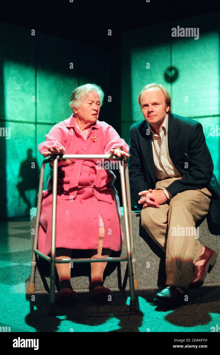 Gabrielle Blunt (mère), Jason Watkins (Derek) au COEUR BLEU - BOUILLOIRE BLEUE par Caryl Churchill au Duke of York's, Londres WC2 23/09/1997 une hors de joint & Royal court Theatre co-production design: Julian McGowan éclairage: Johanna Town Director: Max Stafford-Clark Banque D'Images