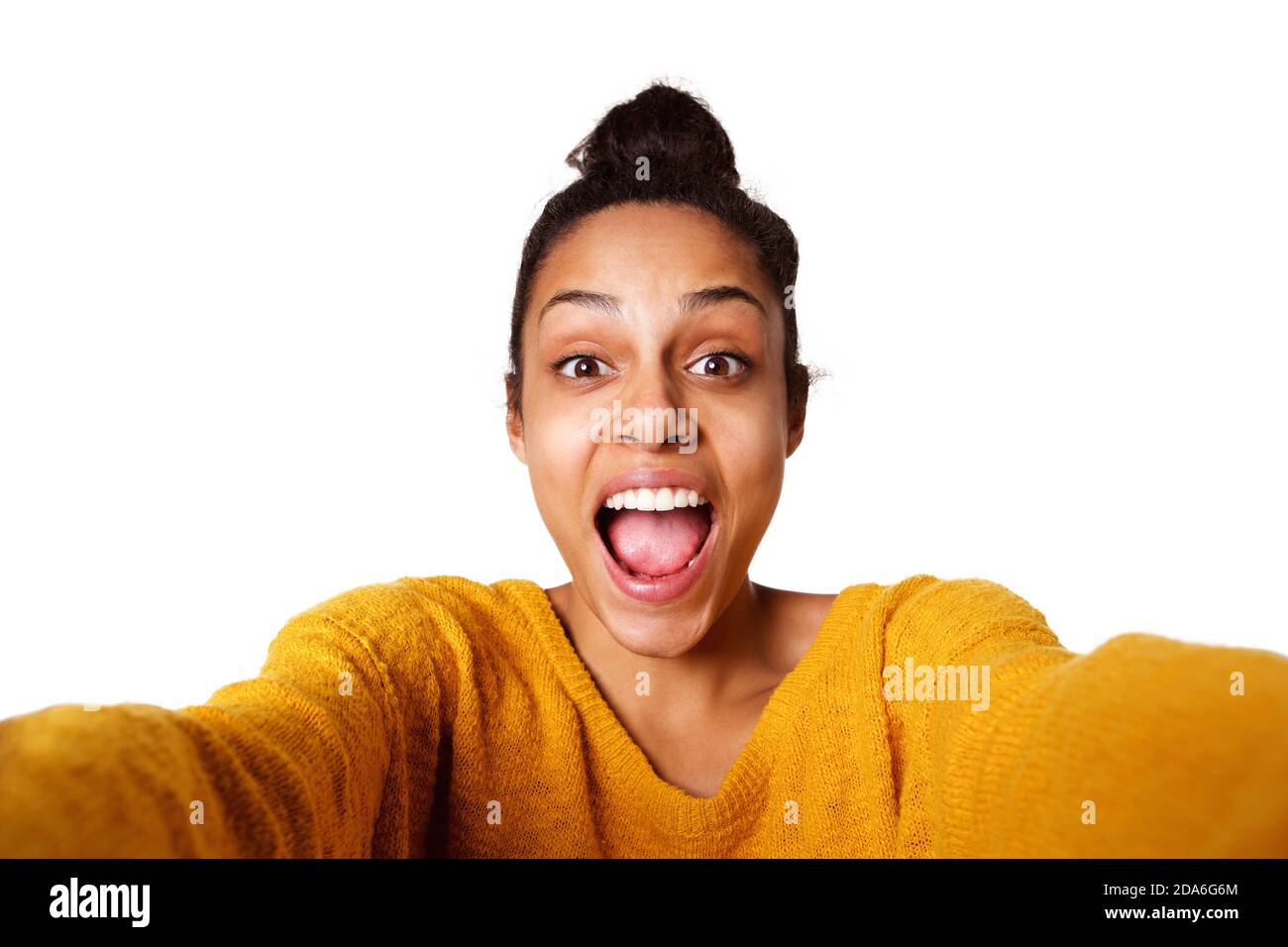 Portrait en gros plan d'une jeune femme africaine excitée qui prend le selfie et rire sur fond blanc Banque D'Images