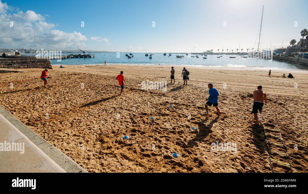 Groupe de personnes pratiquant la formation en circuit fonctionnel à la plage de Ribeiro à Cascais, Portugal par une journée ensoleillée Banque D'Images
