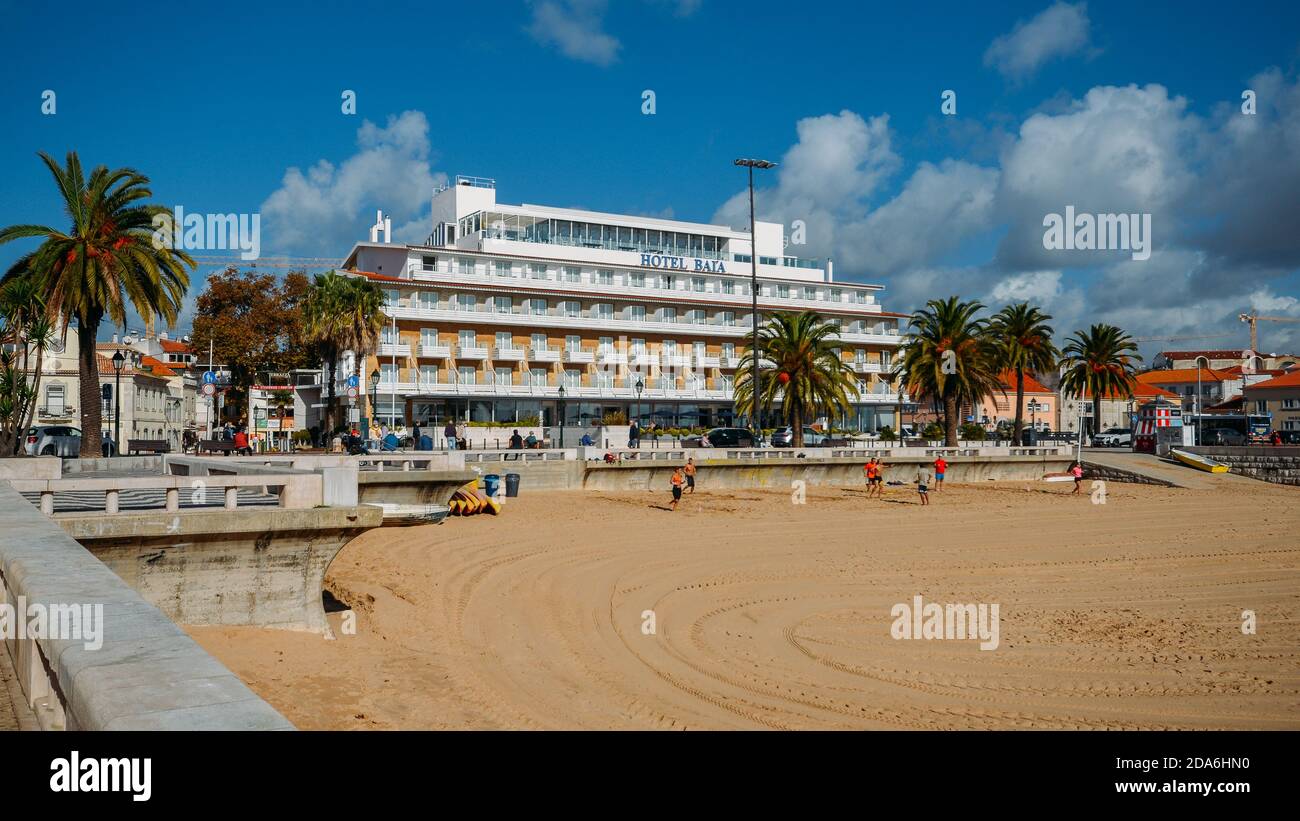 Groupe de personnes pratiquant la formation en circuit fonctionnel à la plage de Ribeiro à Cascais, Portugal par une journée ensoleillée Banque D'Images