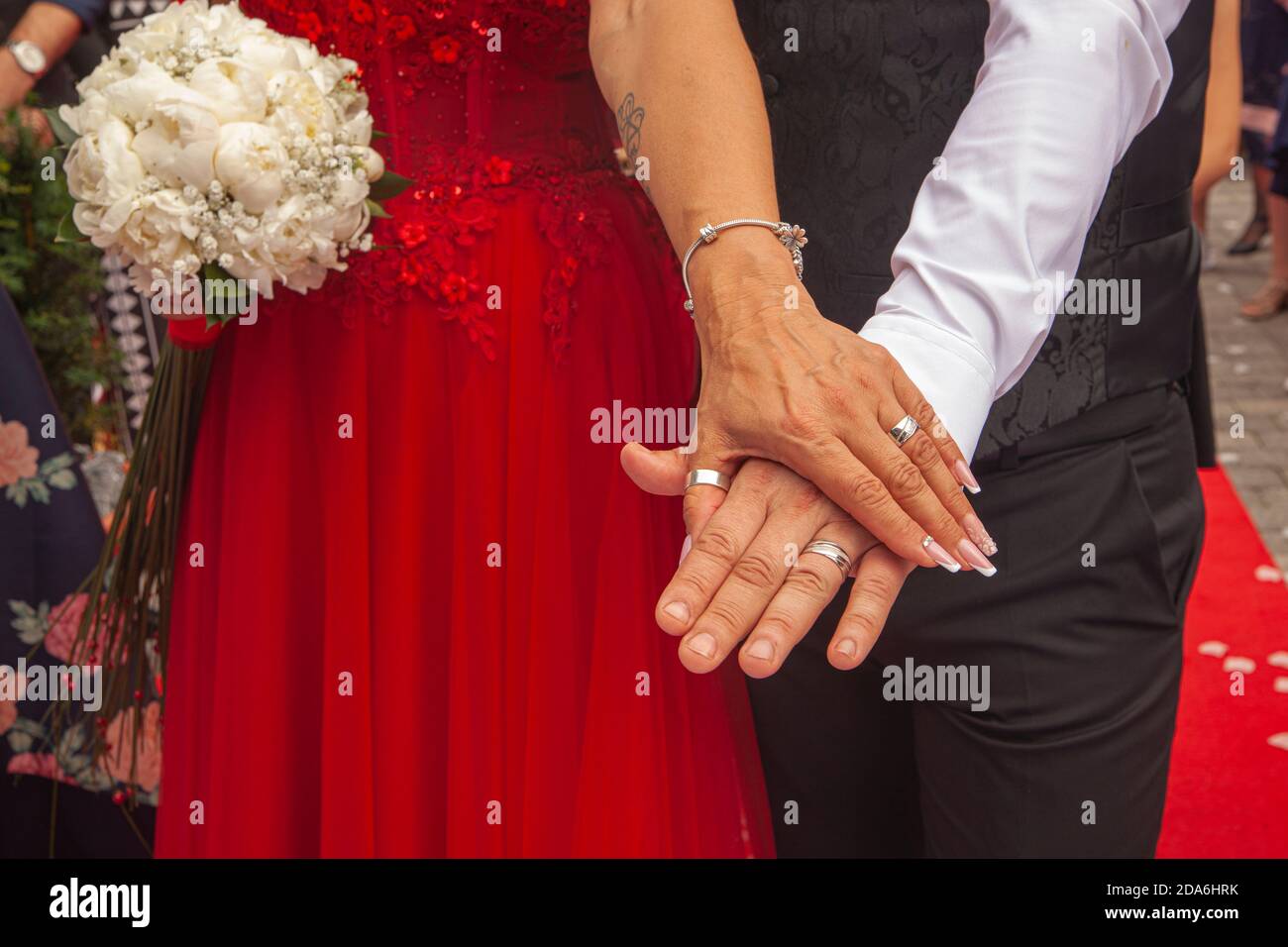 Les jeunes mariés se tiennent les mains avec l'anneau de mariage Banque D'Images