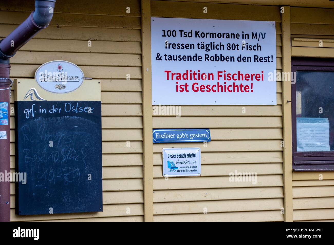 Freest, Allemagne. 05ème novembre 2020. Un signe de protestation contre les quotas de pêche fixés par l'Union européenne (UE) est suspendu à côté des panneaux d'offres vides dans une hutte du port de pêche. Credit: Jens Büttner/dpa-Zentralbild/ZB/dpa/Alay Live News Banque D'Images