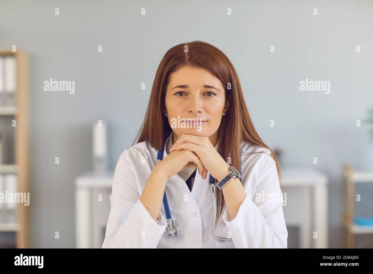 Photo de la tête d'un jeune médecin compétent qui regarde la caméra et à vous écouter Banque D'Images