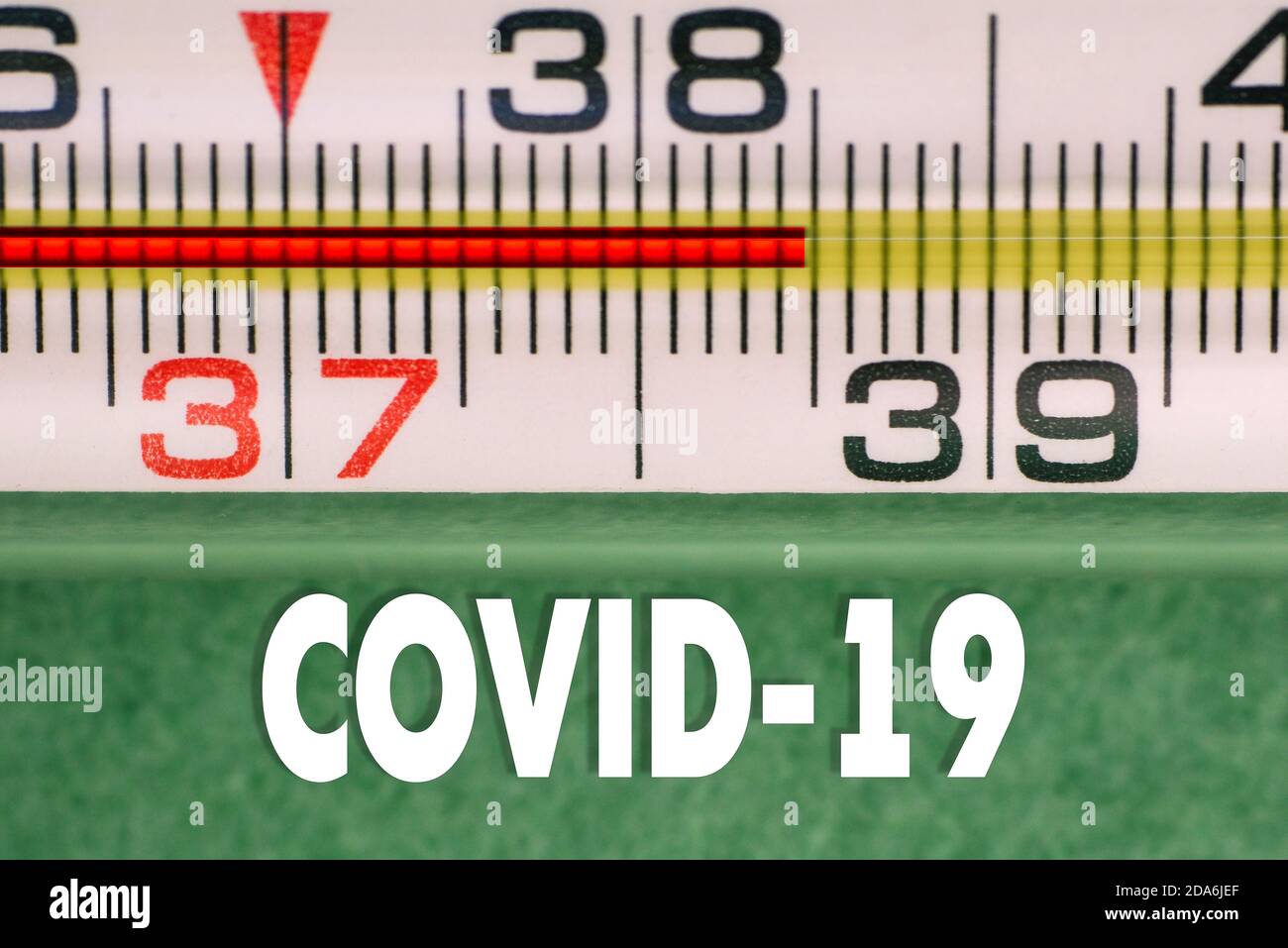 Gros plan du thermomètre haute température avec texte COVID-19. Signes de coronavirus. Symptômes viraux. Contrôles de la température corporelle Banque D'Images