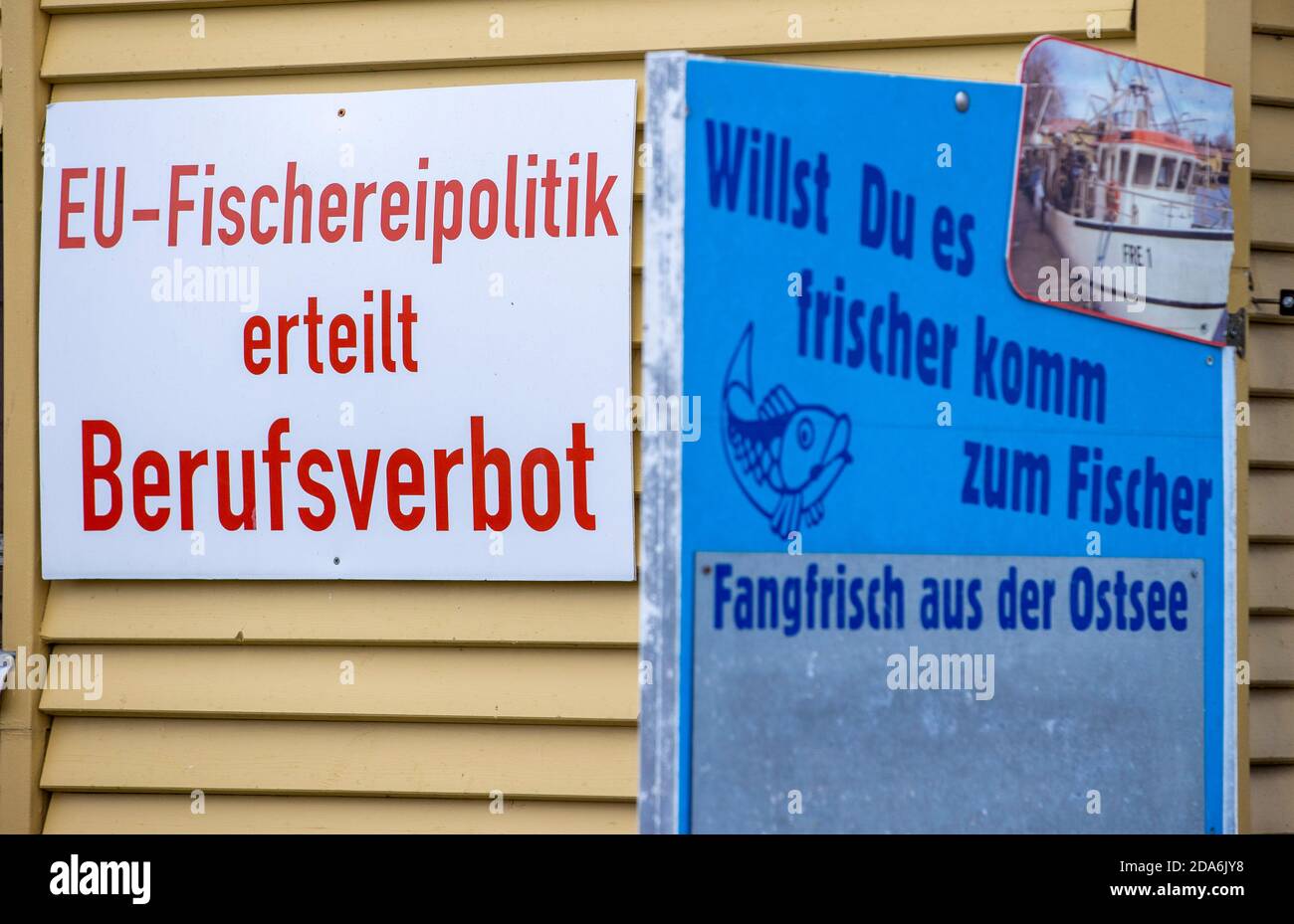 Freest, Allemagne. 05ème novembre 2020. Un signe de protestation contre les quotas de pêche fixés par l'Union européenne (UE) est suspendu à côté des panneaux d'offres vides dans une hutte du port de pêche. Credit: Jens Büttner/dpa-Zentralbild/ZB/dpa/Alay Live News Banque D'Images