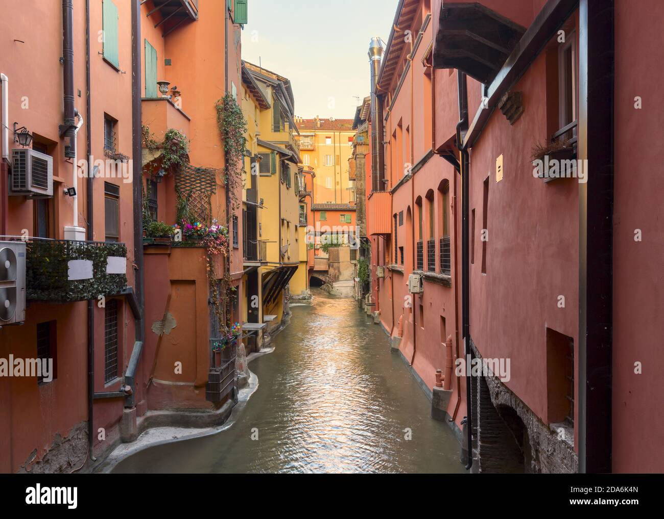 Vue depuis la via Piella de la Finestrella sur la Canale delle Moline, l'un des canaux souterrains de la ville Banque D'Images