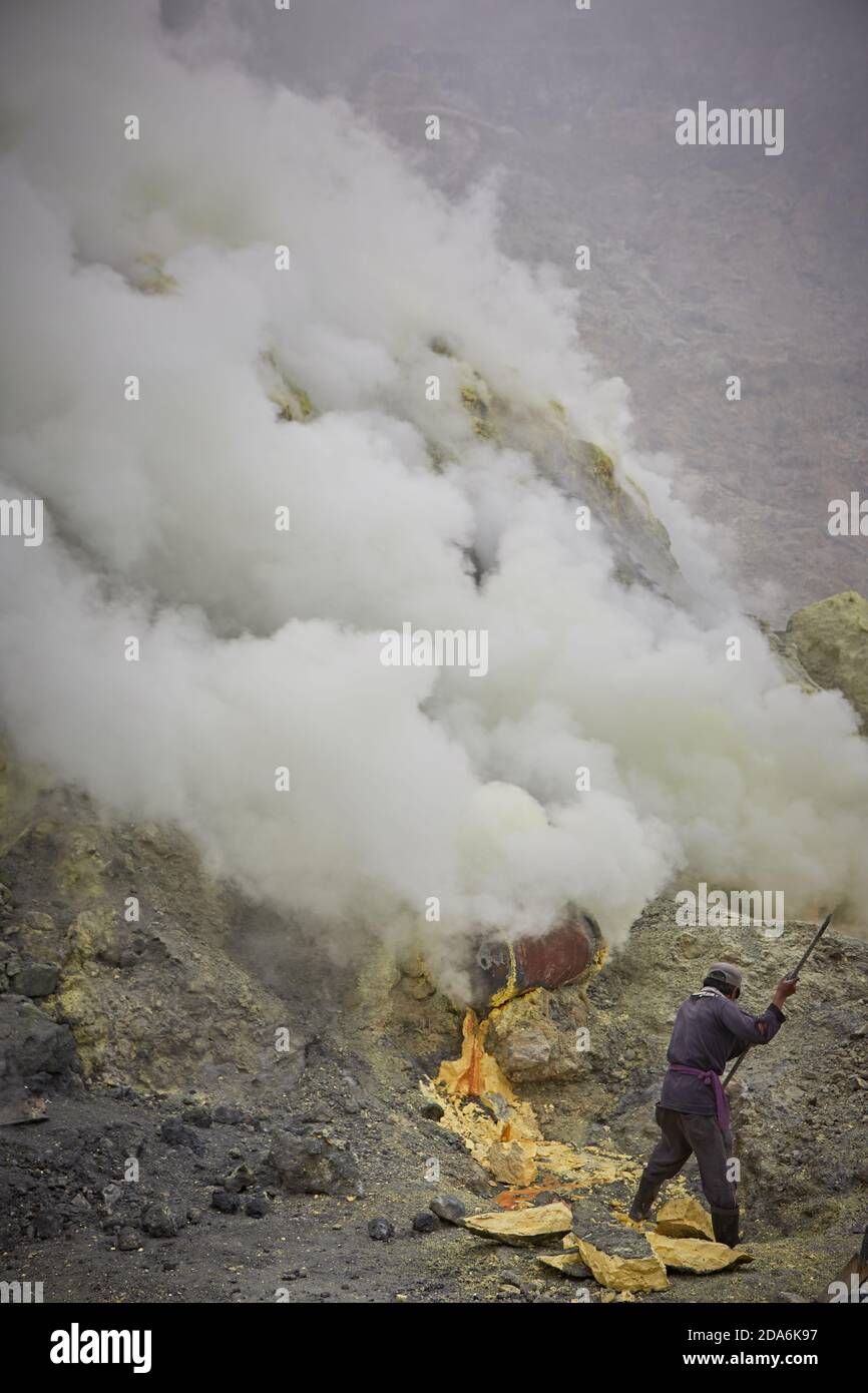 East Java, Indonésie, février 2016. Mineur de soufre travaillant dans le cratère du volcan actif Kawah Ijen. Banque D'Images