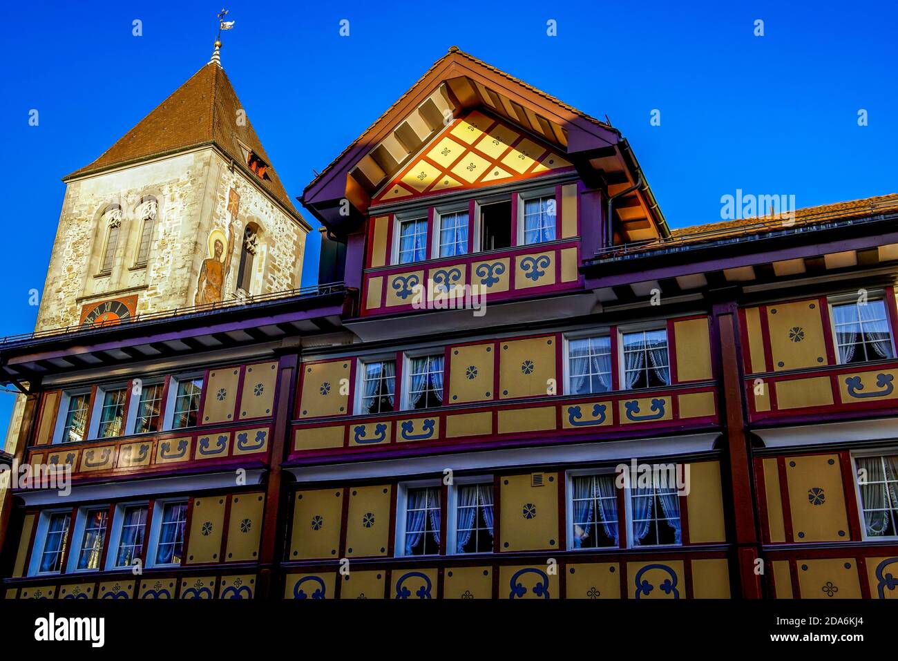 Appenzell est le village suisse traditionnel célèbre pour ses maisons pittoresques aux façades peintes. Canton d'Appenzell, Suisse. Banque D'Images