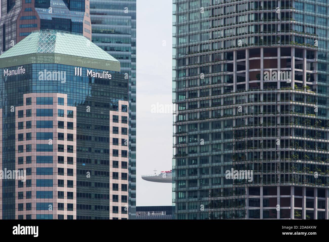 Gros plan de bâtiments commerciaux et d'architecture gratte-ciel. Marina Bay Sands dans le centre. Singapour. 2020 Banque D'Images