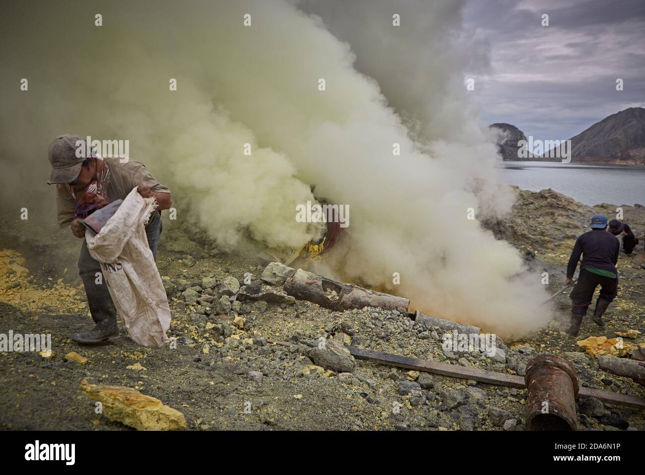 East Java, Indonésie, février 2016. Mineur de soufre travaillant dans le cratère du volcan actif Kawah Ijen. Banque D'Images