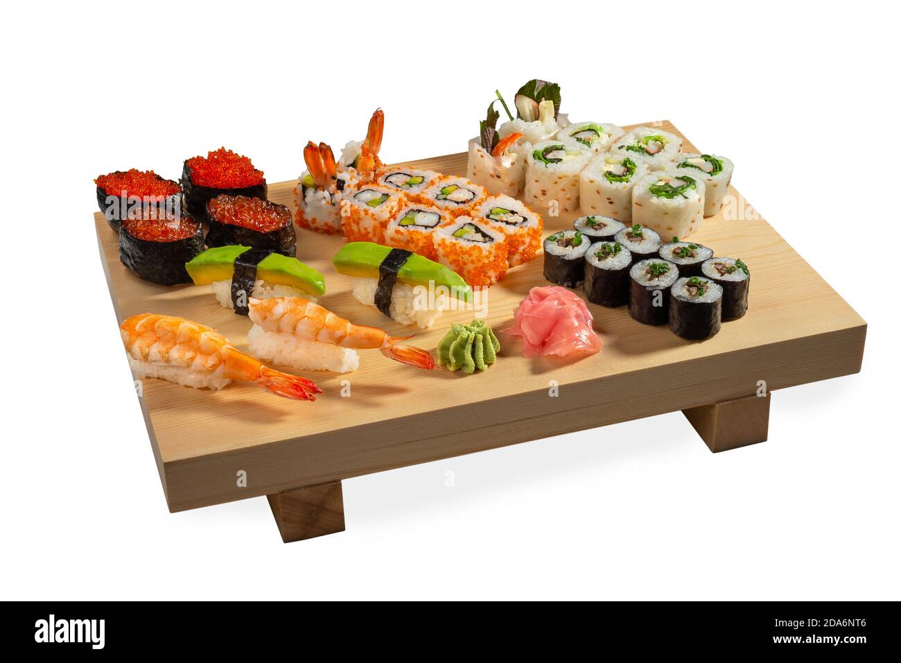 Sushi frais à l'avocat, Guncan avec caviar de poisson volant, Ikura, EBI, rouleaux de sushis uramaki, rouleaux de papier de riz sur une planche de bois. Isolé sur fond blanc Banque D'Images