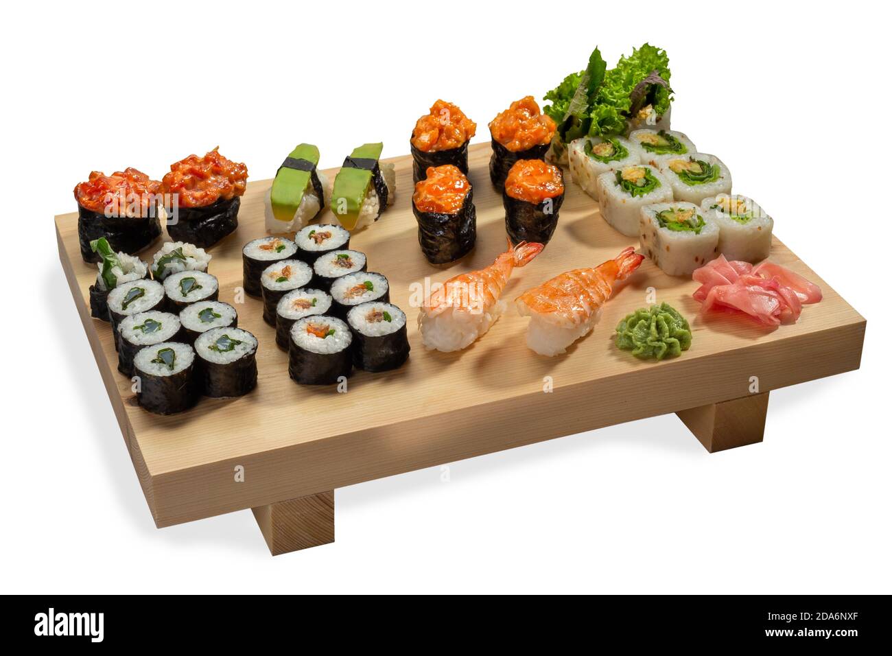 Guncan avec anguille, sushi frais d'avocat, Ikura, EBI, rouleaux de sushi Uramaki, rouleaux de papier de riz sur une planche en bois. Isolé sur fond blanc. Banque D'Images