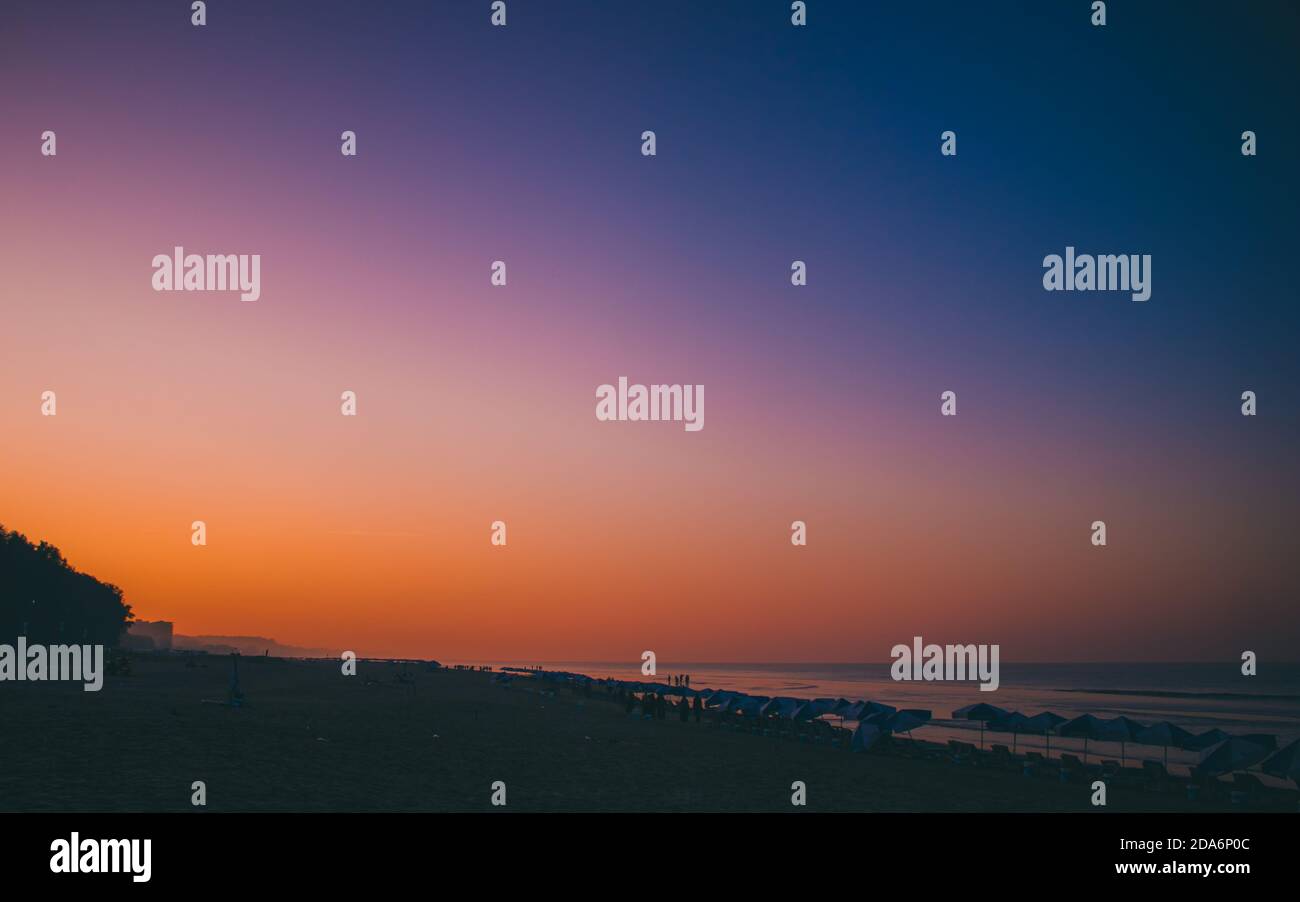 Une vue magnifique sur le paysage du lever du soleil dans Cox's Bazar Sea Beach. La plus longue plage du monde Cox's Bazar. Banque D'Images
