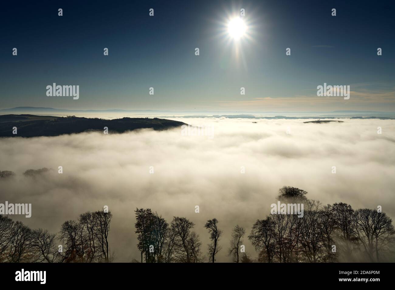 Vue depuis la Black Hill près d'Earlston lors d'une matinée d'automne brumeuse dans les frontières écossaises. Banque D'Images