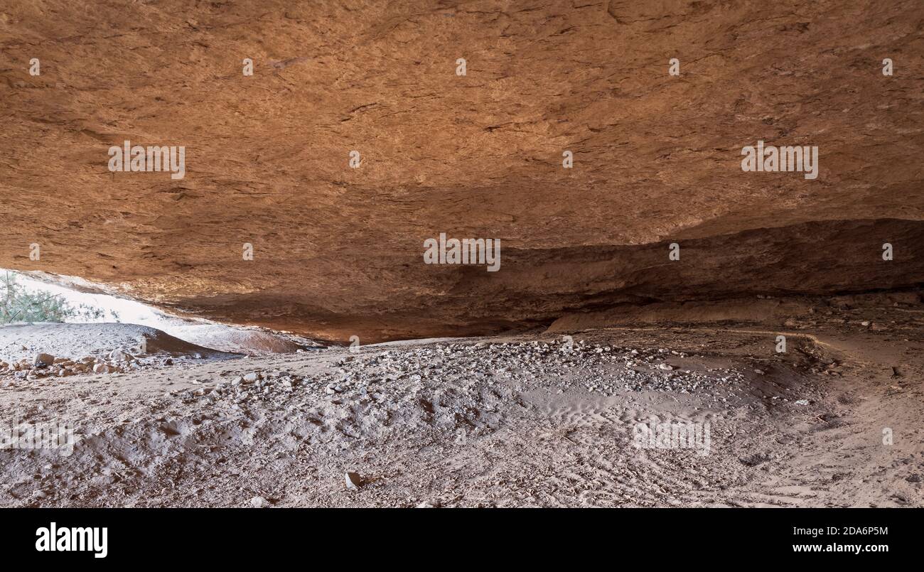 vue intérieure de la grotte cachée de nekarot dans le makhtesh cratère ramon en israël montrant les différentes couleurs de calcaire et de la dolomite et du sable Banque D'Images
