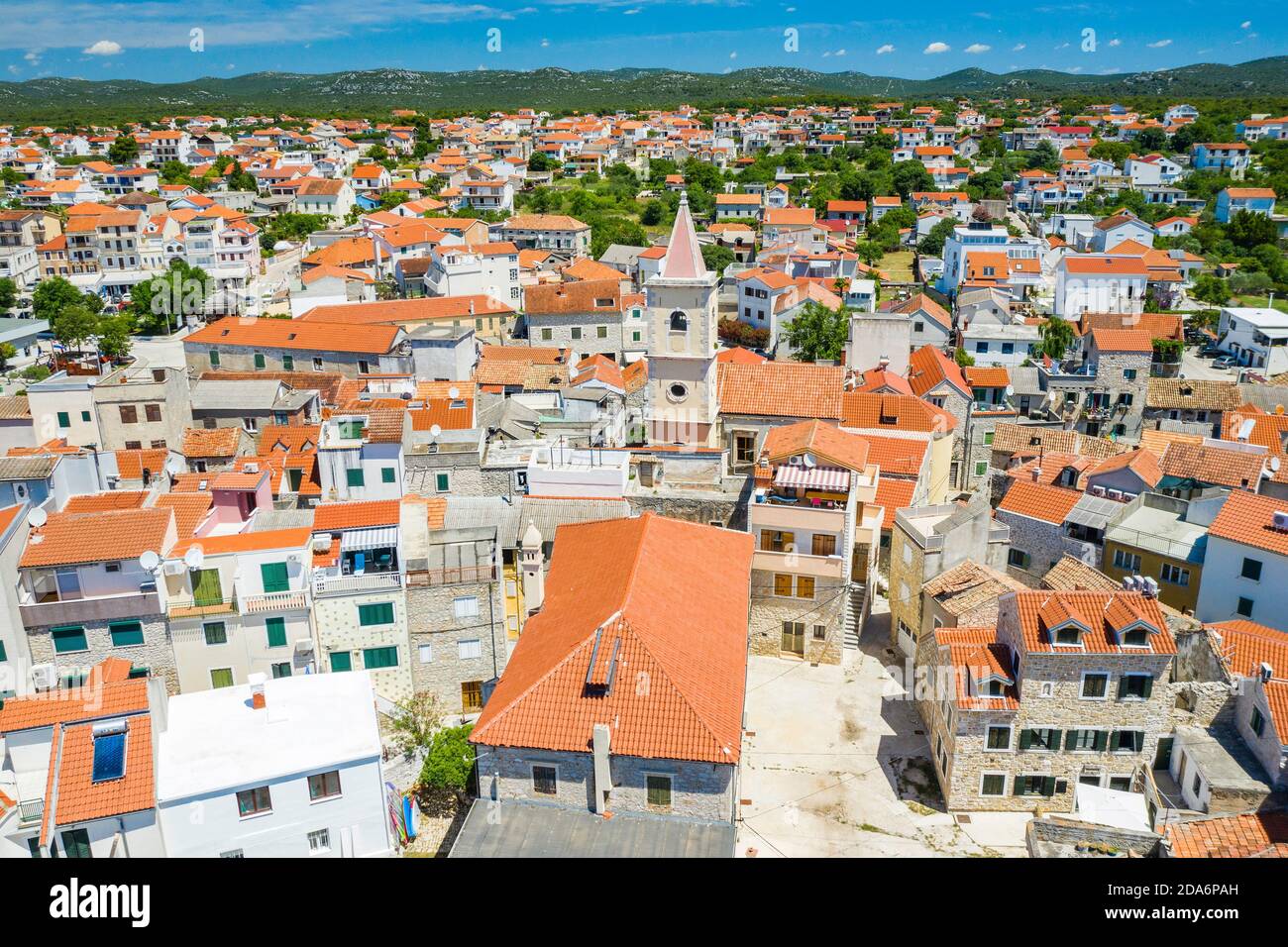 Vue aérienne de la ville de Pirovac, destination touristique dans la région de Dalmatie en Croatie Banque D'Images