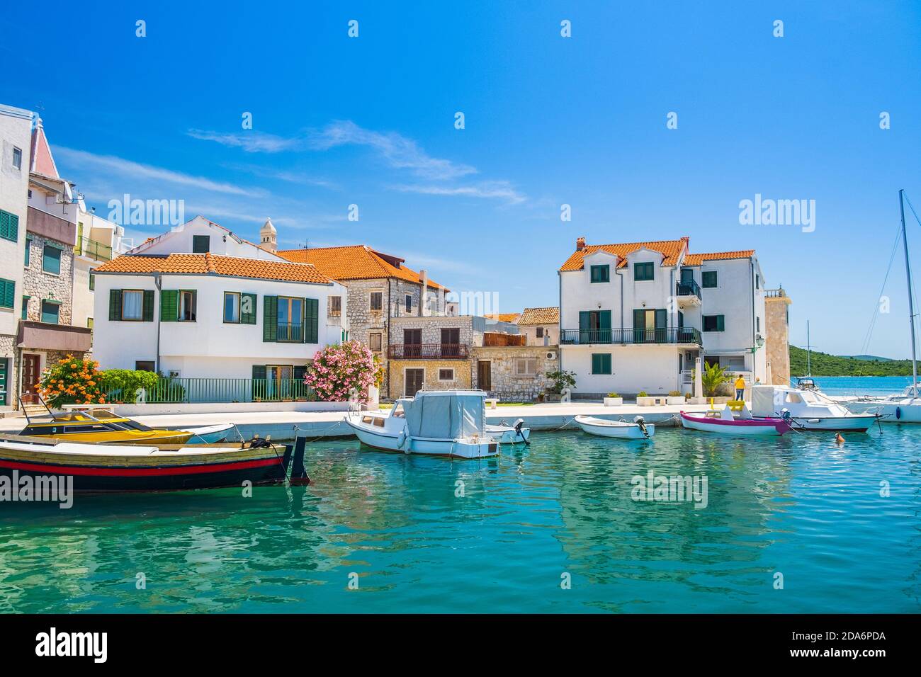 Vue aérienne de la ville de Pirovac, destination touristique dans la région de Dalmatie en Croatie Banque D'Images