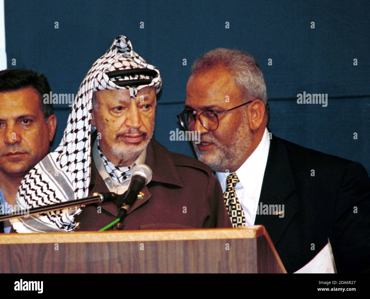 Saeb Erekat, négociateur palestinien de longue date pour la paix, est décédé de COVID-19 dans un hôpital de Jérusalem le mardi 10 novembre 2020. Erekat est montré en traduction à droite pour le Président palestinien Yasser Arafat lors d'une conférence de presse conjointe avec le Premier ministre israélien Ehud Barak le 11 juillet 1999 au point de contrôle d'Erez, à Gaza, en Israël. Photo du fichier par Debbie Hill/UPI Banque D'Images