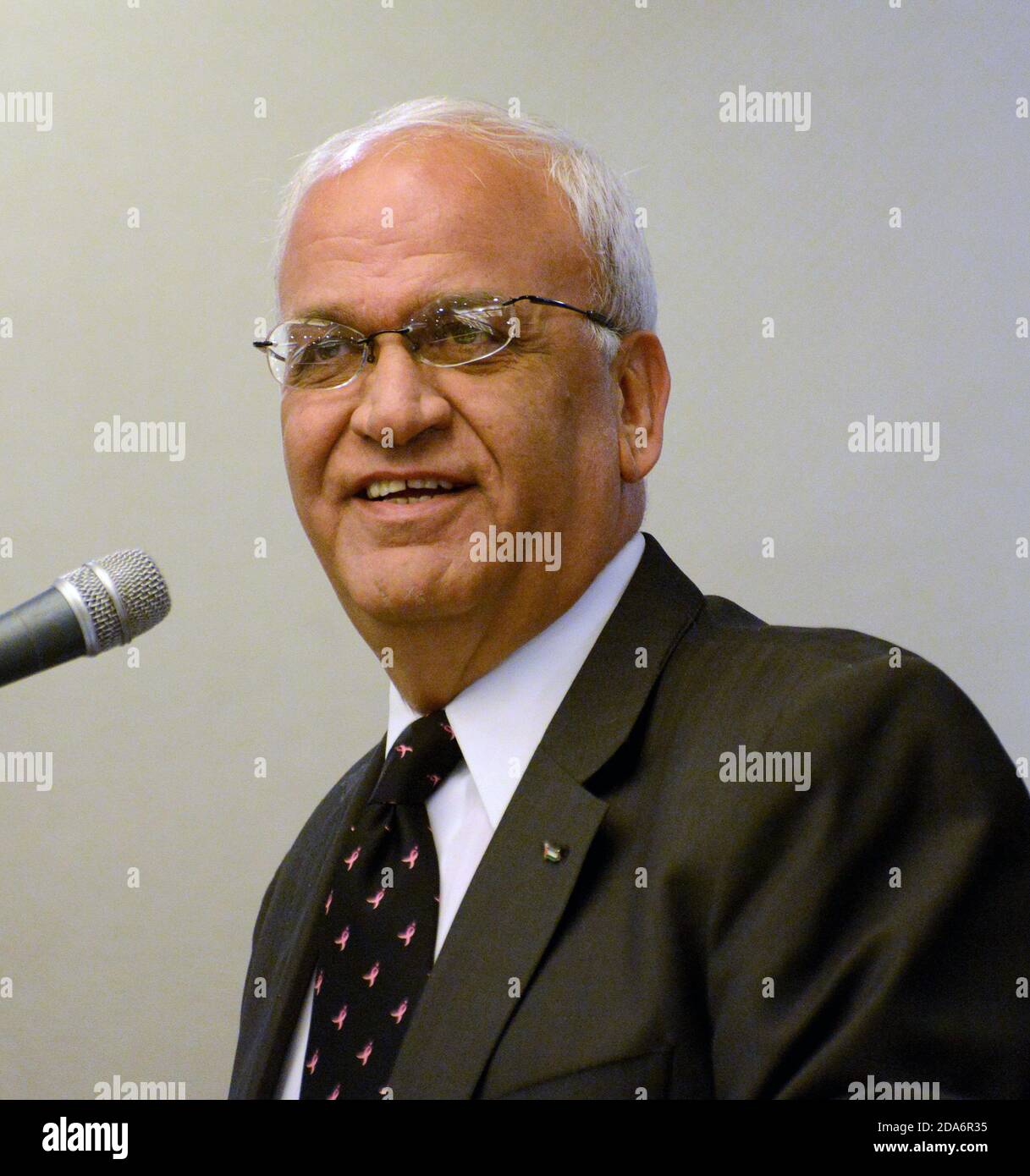 Saeb Erekat, négociateur palestinien de longue date pour la paix, est décédé de COVID-19 dans un hôpital de Jérusalem le mardi 10 novembre 2020. Erekat s'est présenté à l'Association de la presse étrangère à Jérusalem le 26 avril 2015. Photo du fichier par Debbie Hill/UPI Banque D'Images