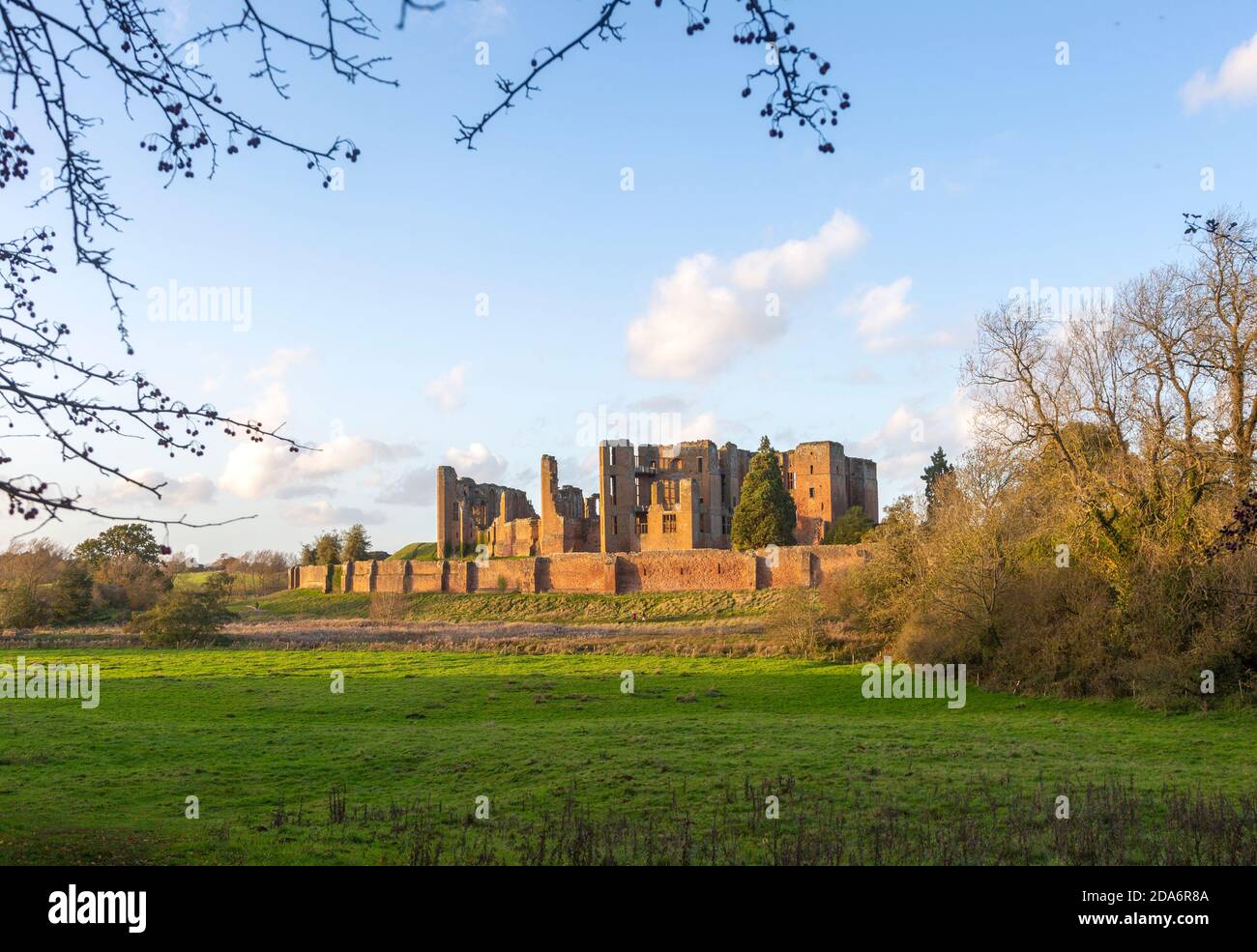 Eclairage nocturne hivernal sur les murs du château de Kenilworth, Warwickshire, Angleterre, Royaume-Uni Banque D'Images