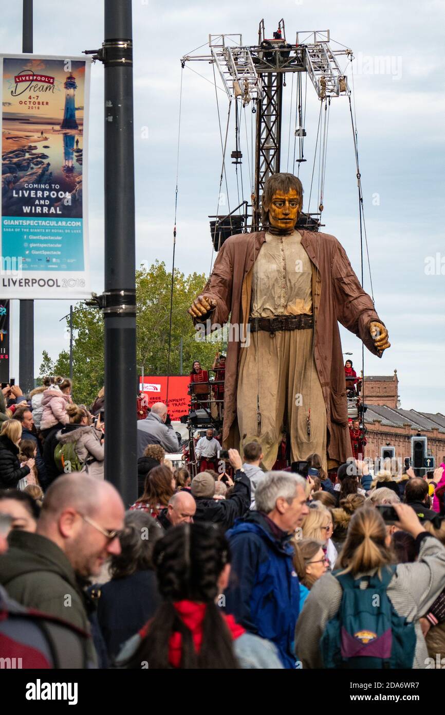 La marionnette Big Giant du Royal de Luxe fait ses progrès dans les rues de Liverpool, en Angleterre Banque D'Images
