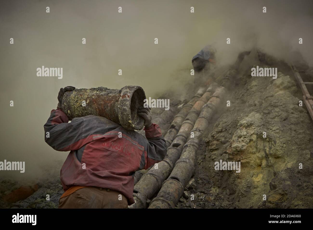 East Java, Indonésie, février 2016. Mineurs de soufre travaillant à la réparation de tuyaux pour l'extraction minérale dans le cratère du volcan actif Kawah Ije Banque D'Images